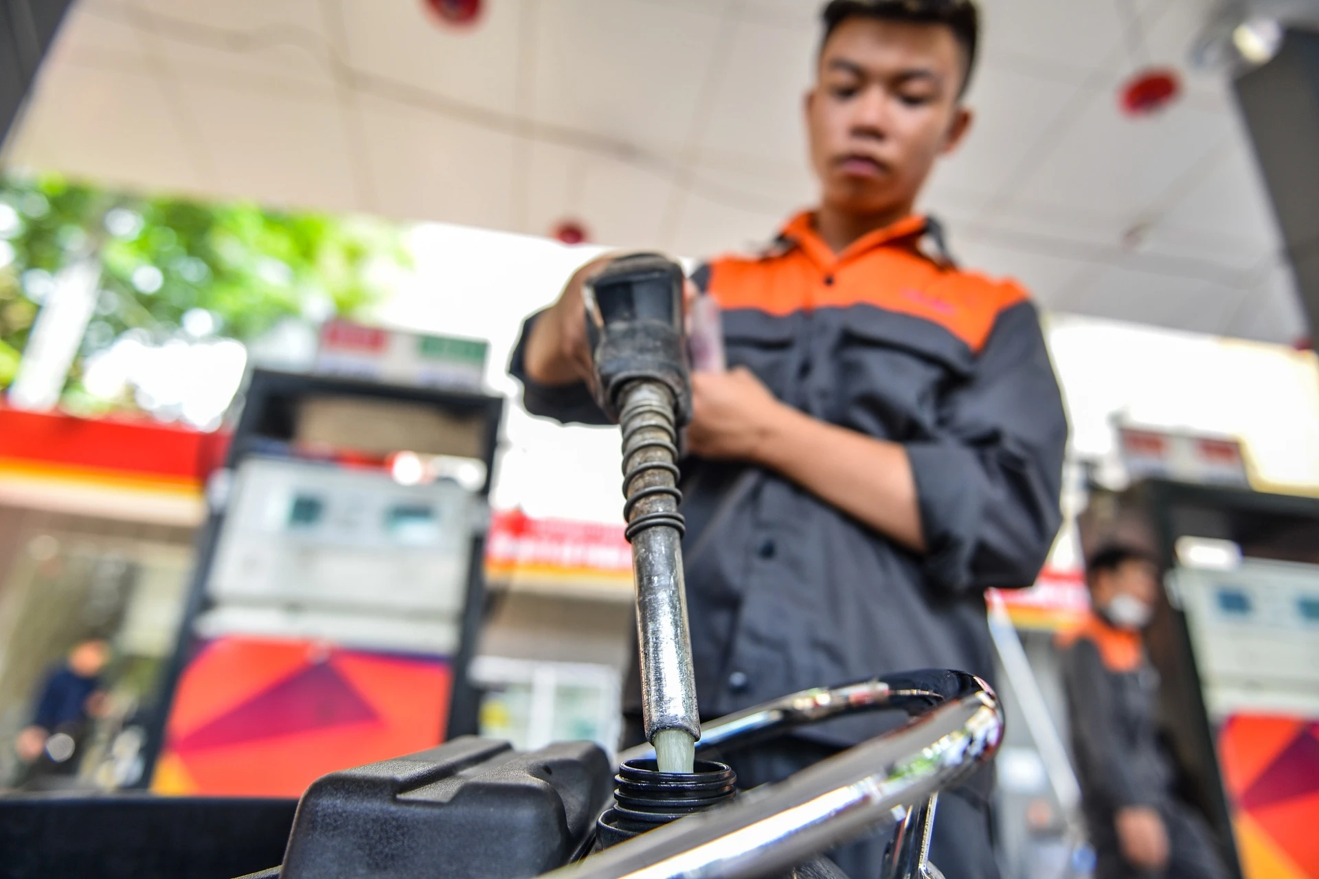 De xuat cho doanh nghiep tu quyet gia ban xang E5 RON 92 hinh anh