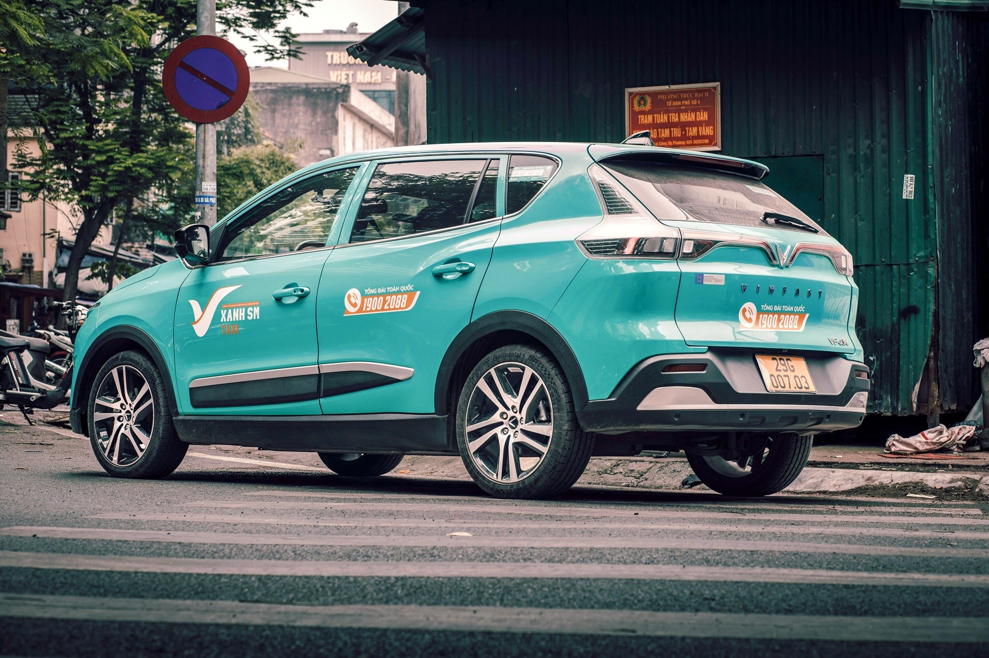 Thay gi khi VinFast vuot Toyota, Hyundai ban oto dien so 1 thi truong? hinh anh