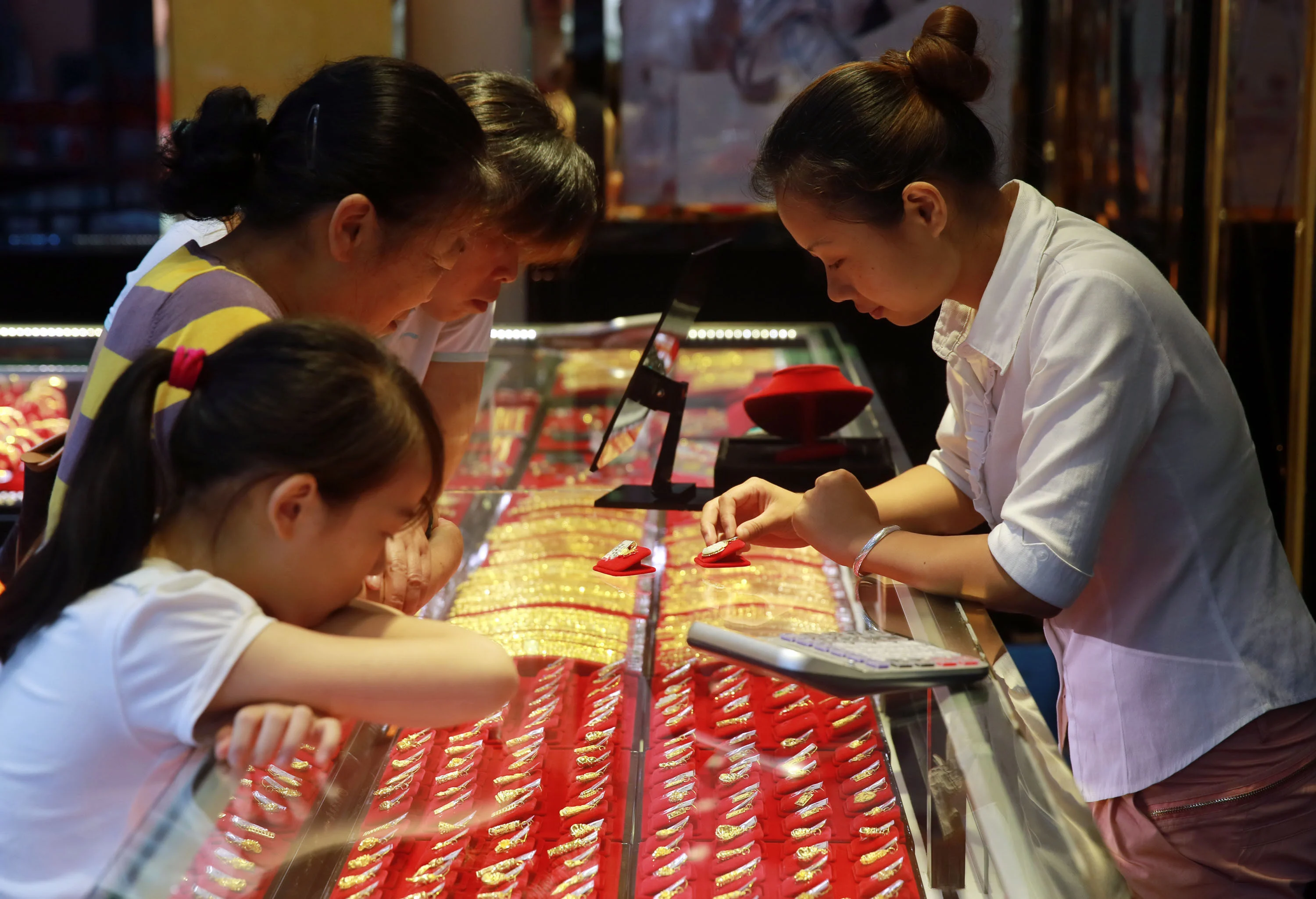 Gia vang co tiep tuc giam tuan nay? hinh anh