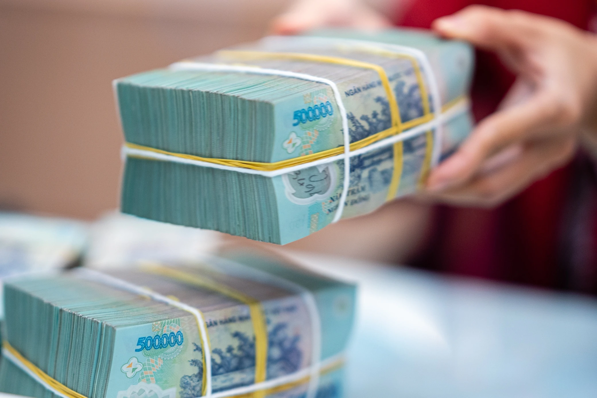 Ngan hang phai cung cap thong tin nguoi than lanh dao cho co quan thue hinh anh