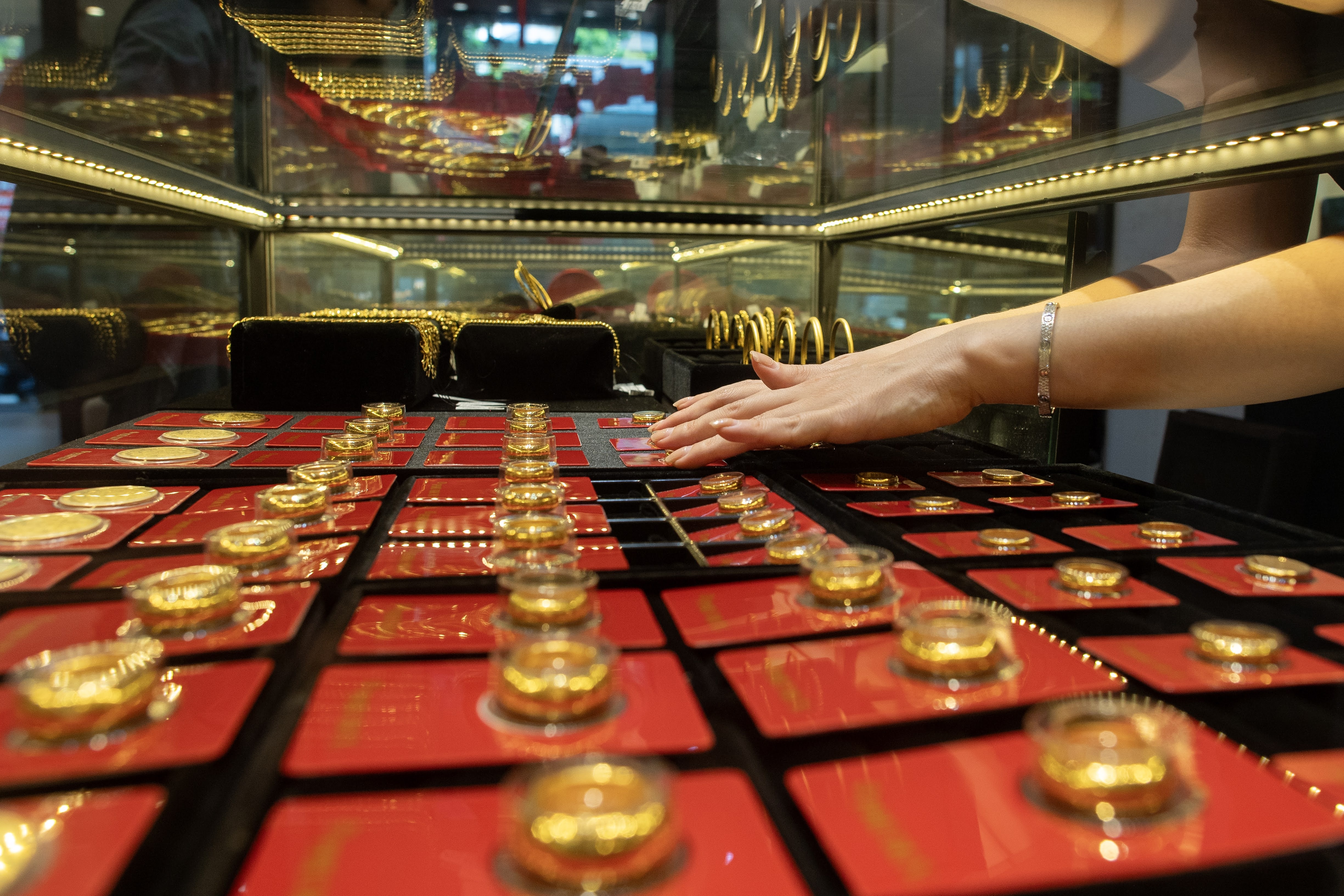 Gia vang giam 5 trieu dong mot ngay, da 'thung' 147 trieu/luong hinh anh
