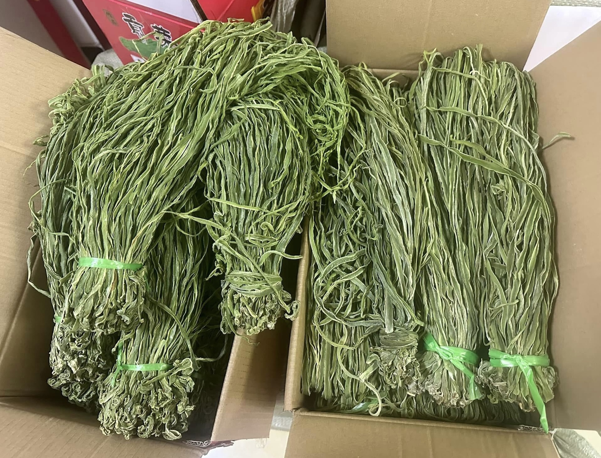 Rau kho Trung Quoc do bo cho Tet, qua tay dan buon thanh hang tien vua hinh anh