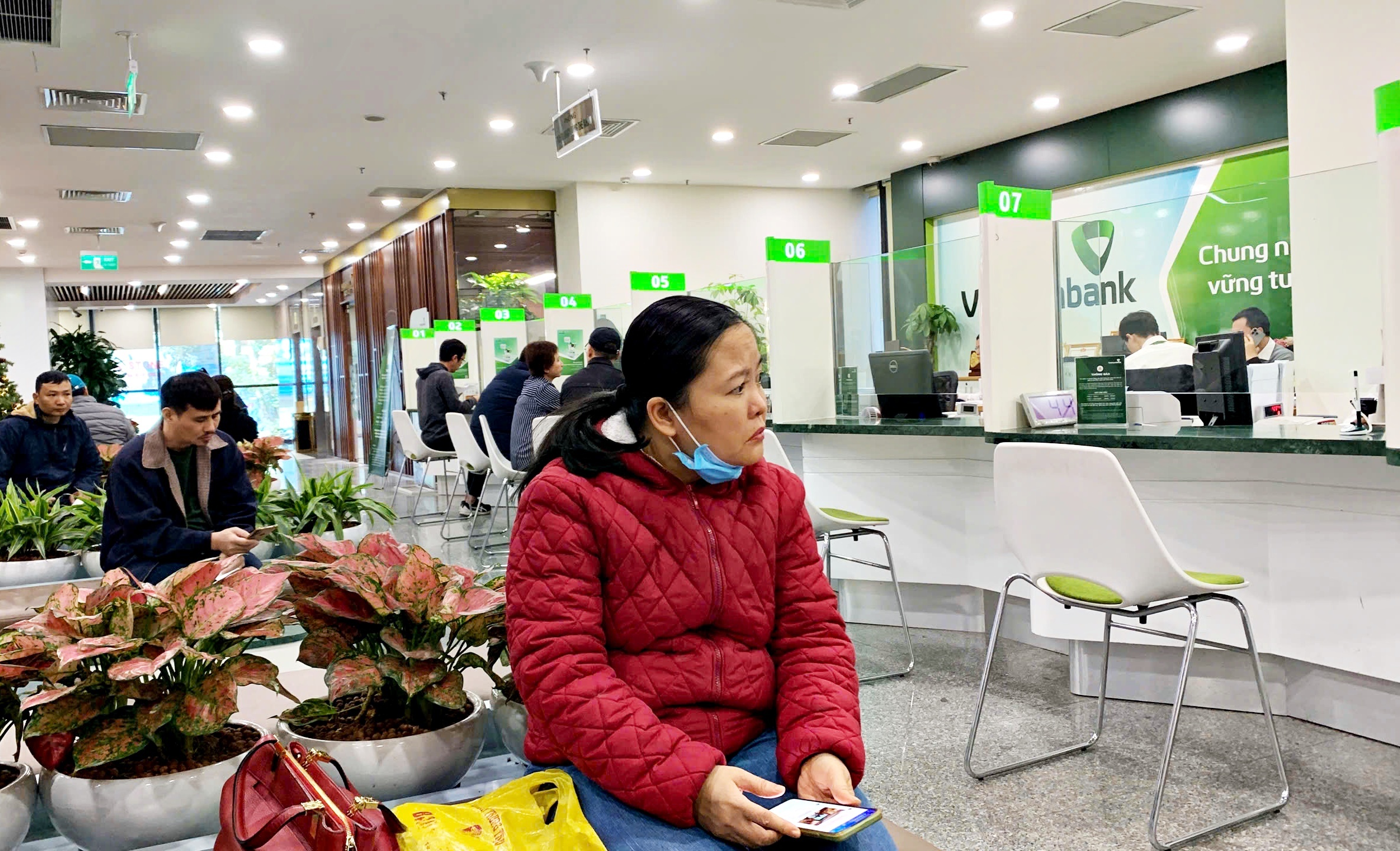 Lo bi khoa the, khach gap rut di xac thuc tai khoan ngan hang hinh anh