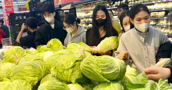 Hang hoa ruc rich tang gia truoc Tet hinh anh