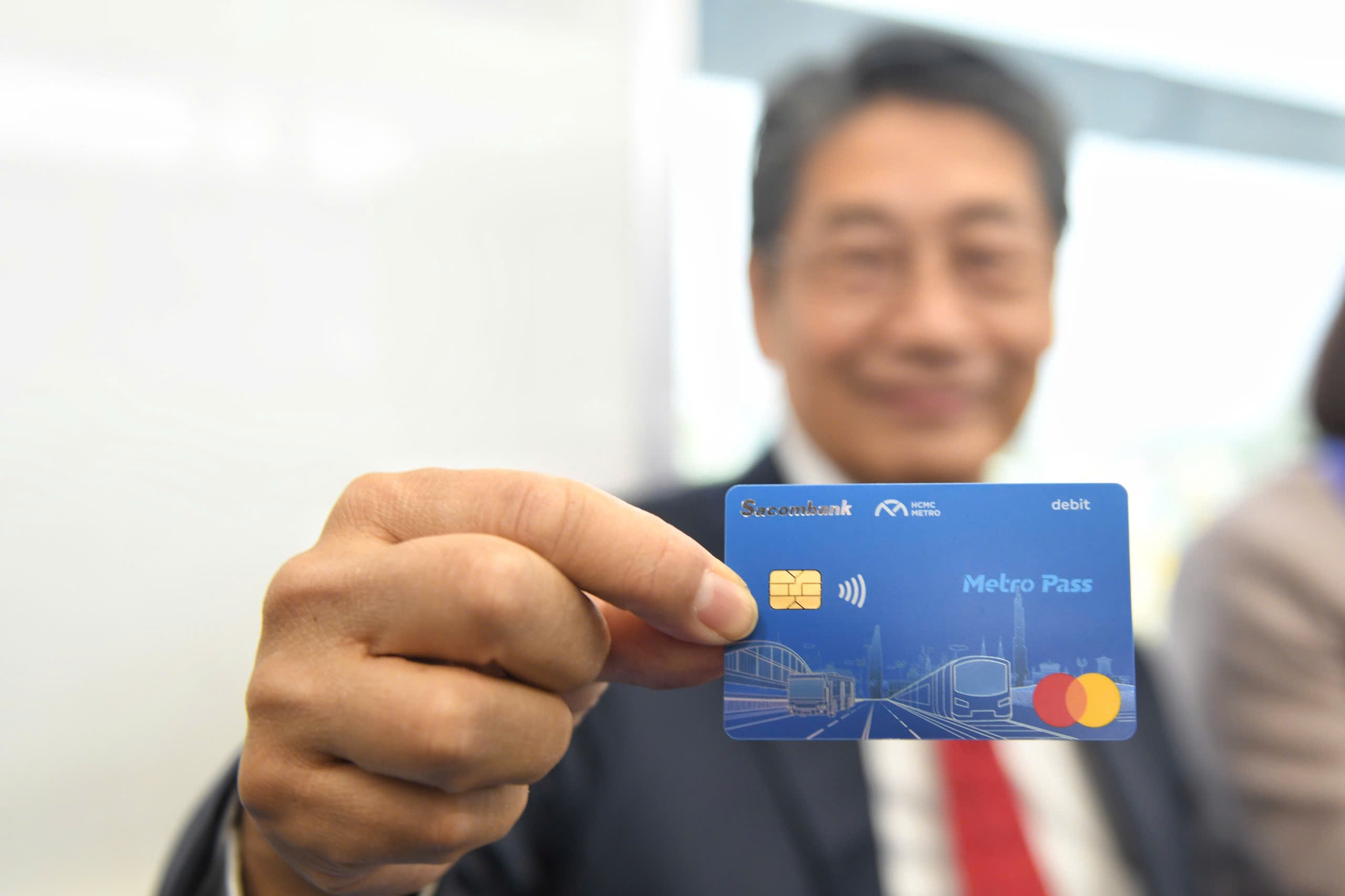 Nhieu ngan hang phat hanh the mien phi cho khach di metro so 1 hinh anh