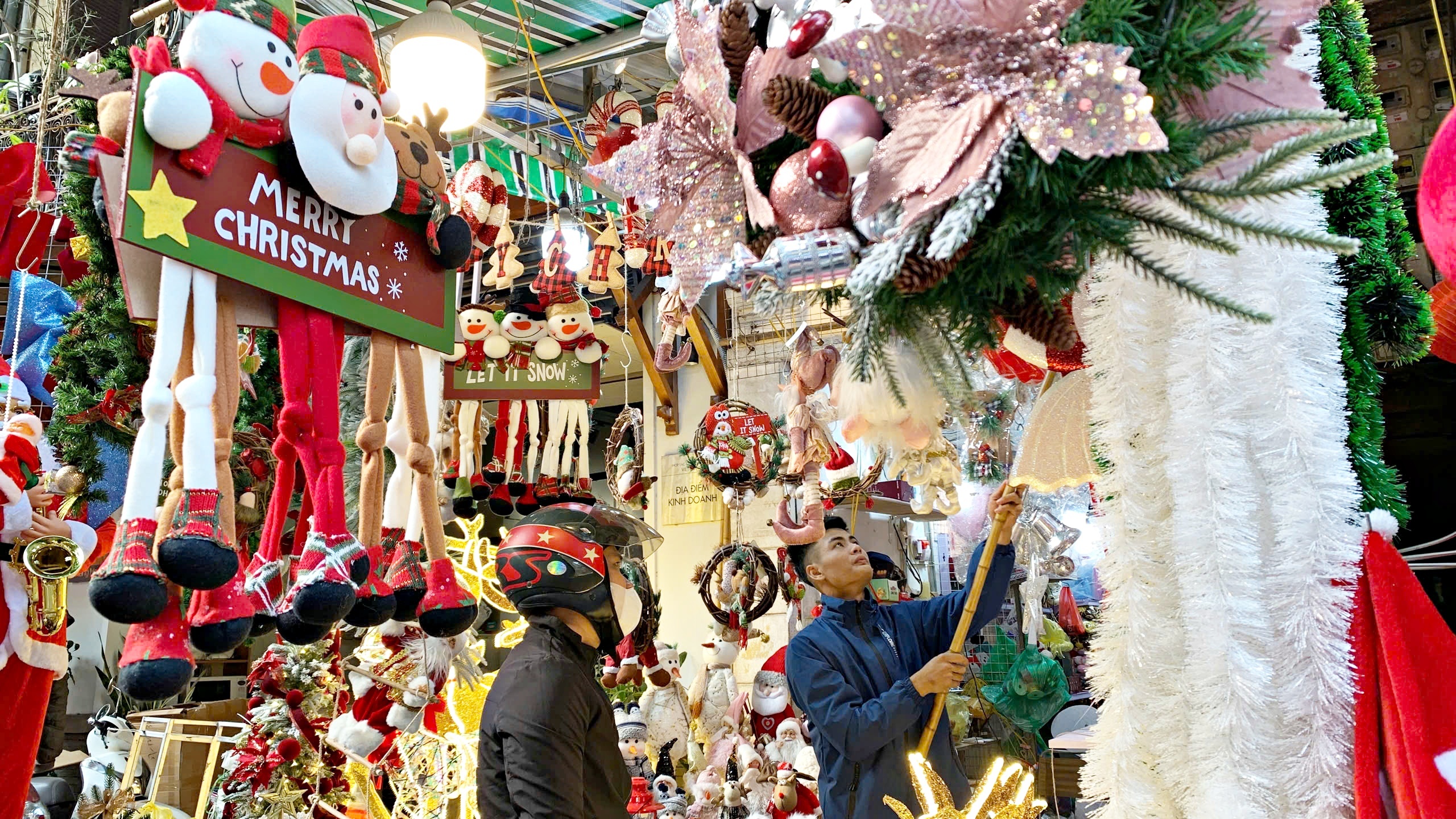'Thu phu' do trang tri Ha Noi e am mua Giang sinh hinh anh