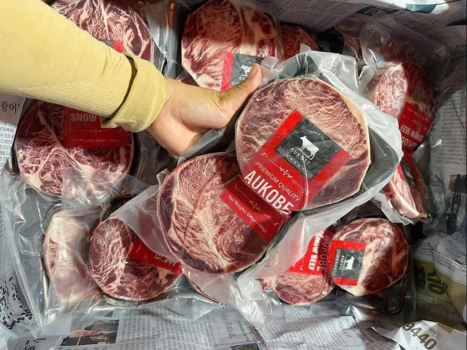 Su that ve thit bo Aukobe gia re do bo thi truong Tet hinh anh