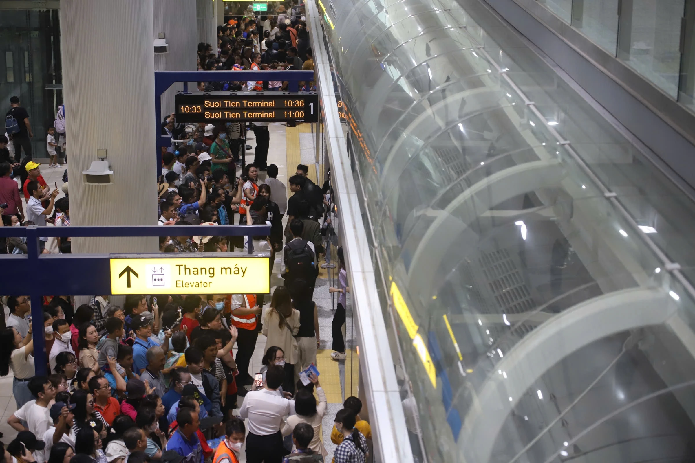 Metro so 1 TP.HCM tam dung chay do mua to kem giong set hinh anh