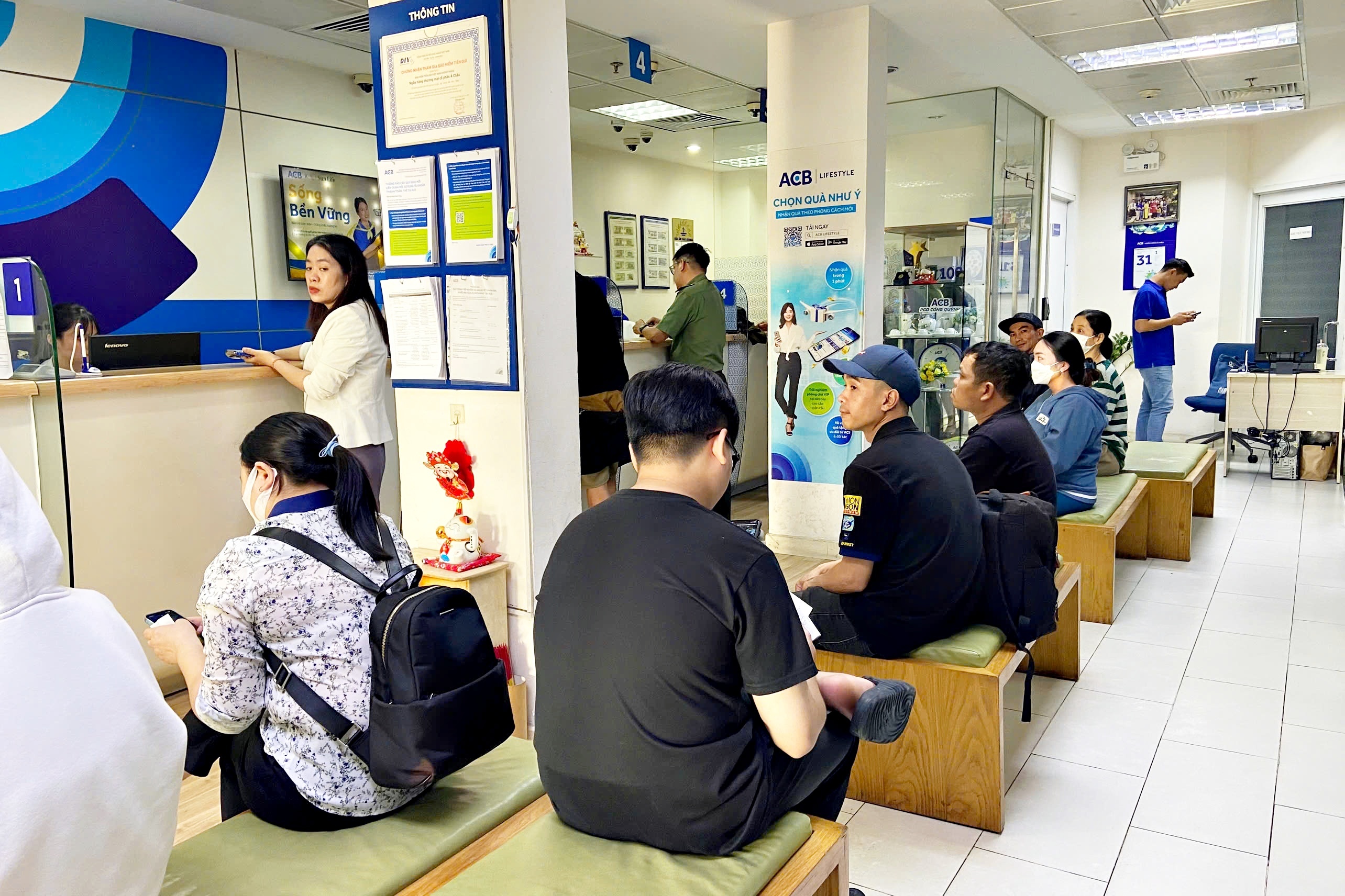 Lo bi dung giao dich, khach cap tap xac thuc sinh trac hoc ngay cuoi hinh anh