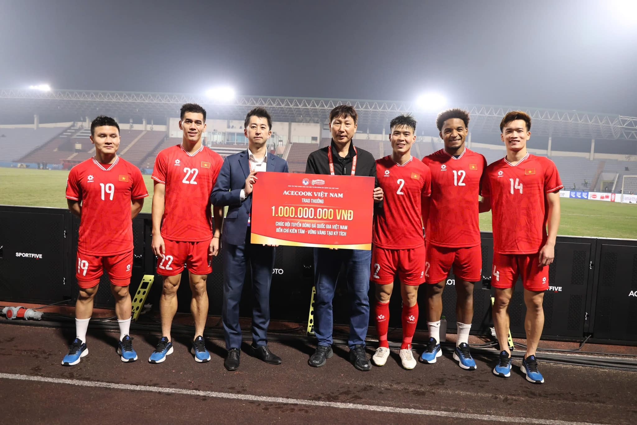 Doanh nghiep hua thuong tien ty neu tuyen Viet Nam vo dich ASEAN Cup hinh anh