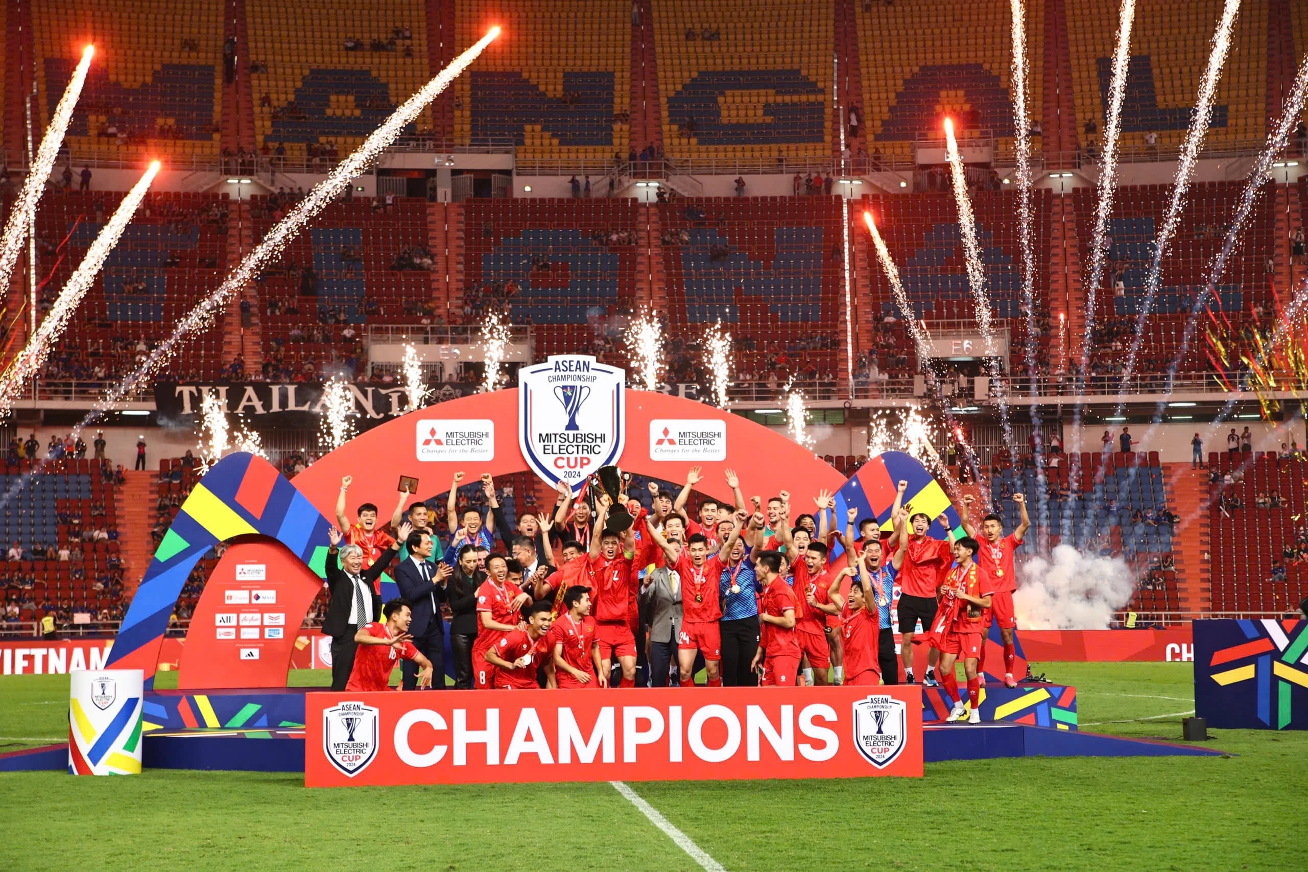 Ngan hang tang lai suat cho khach trung ten cau thu tuyen Viet Nam hinh anh