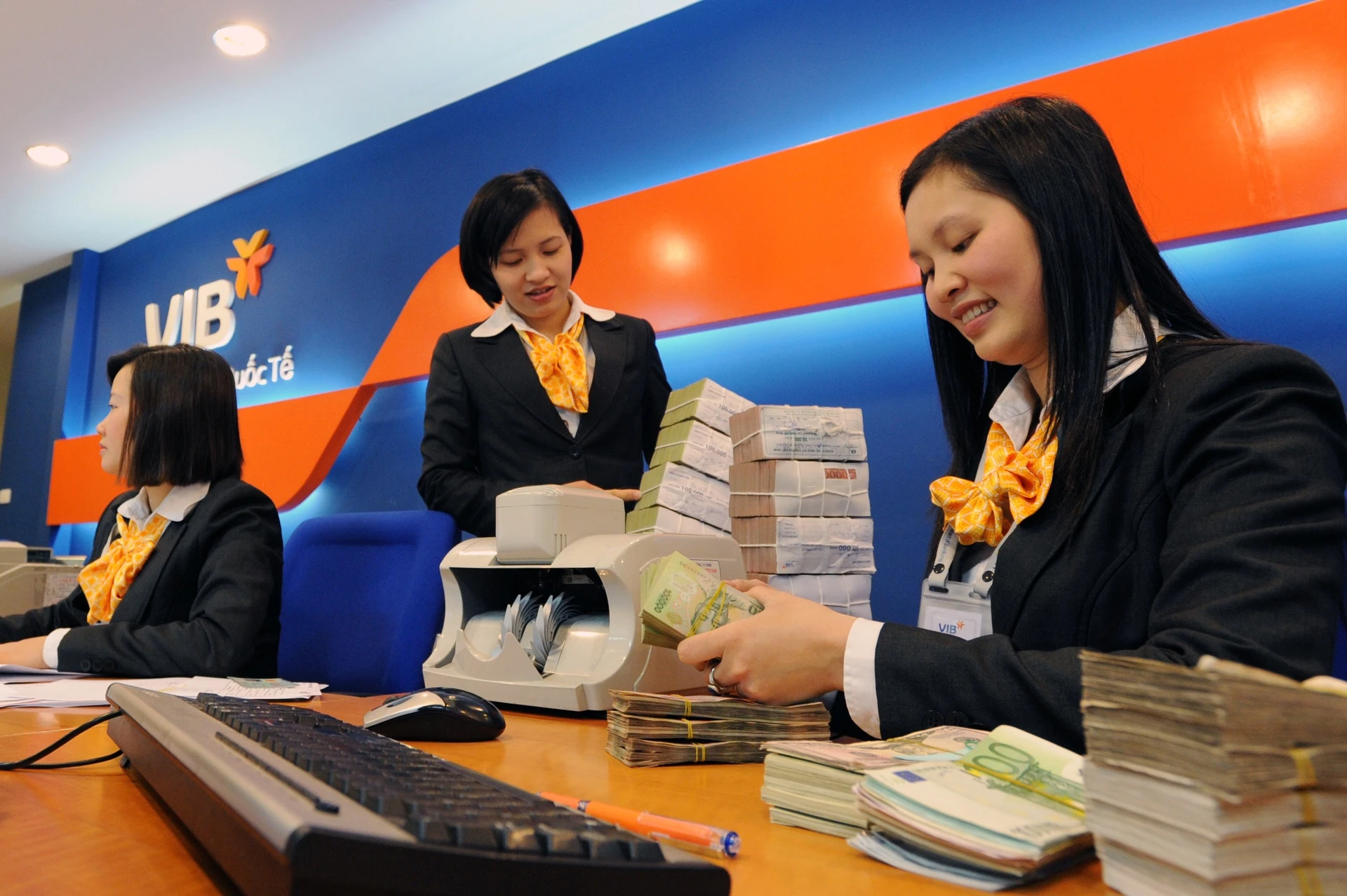 Nhieu ngan hang tuyen dung ram ro tu dau nam hinh anh