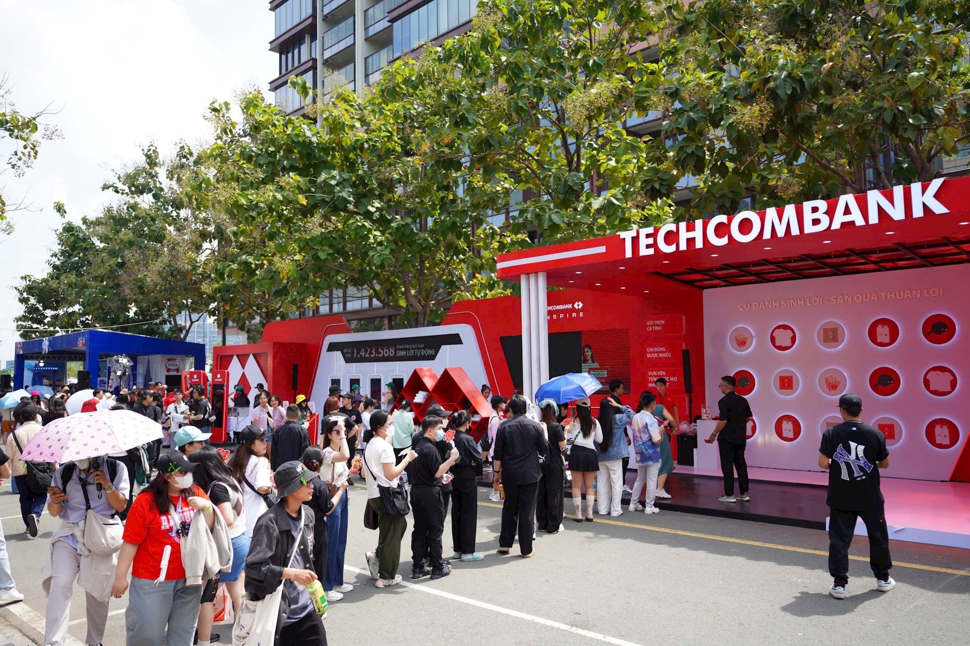 Techcombank lai rot tien cho concert moi cua cac 'anh trai' hinh anh