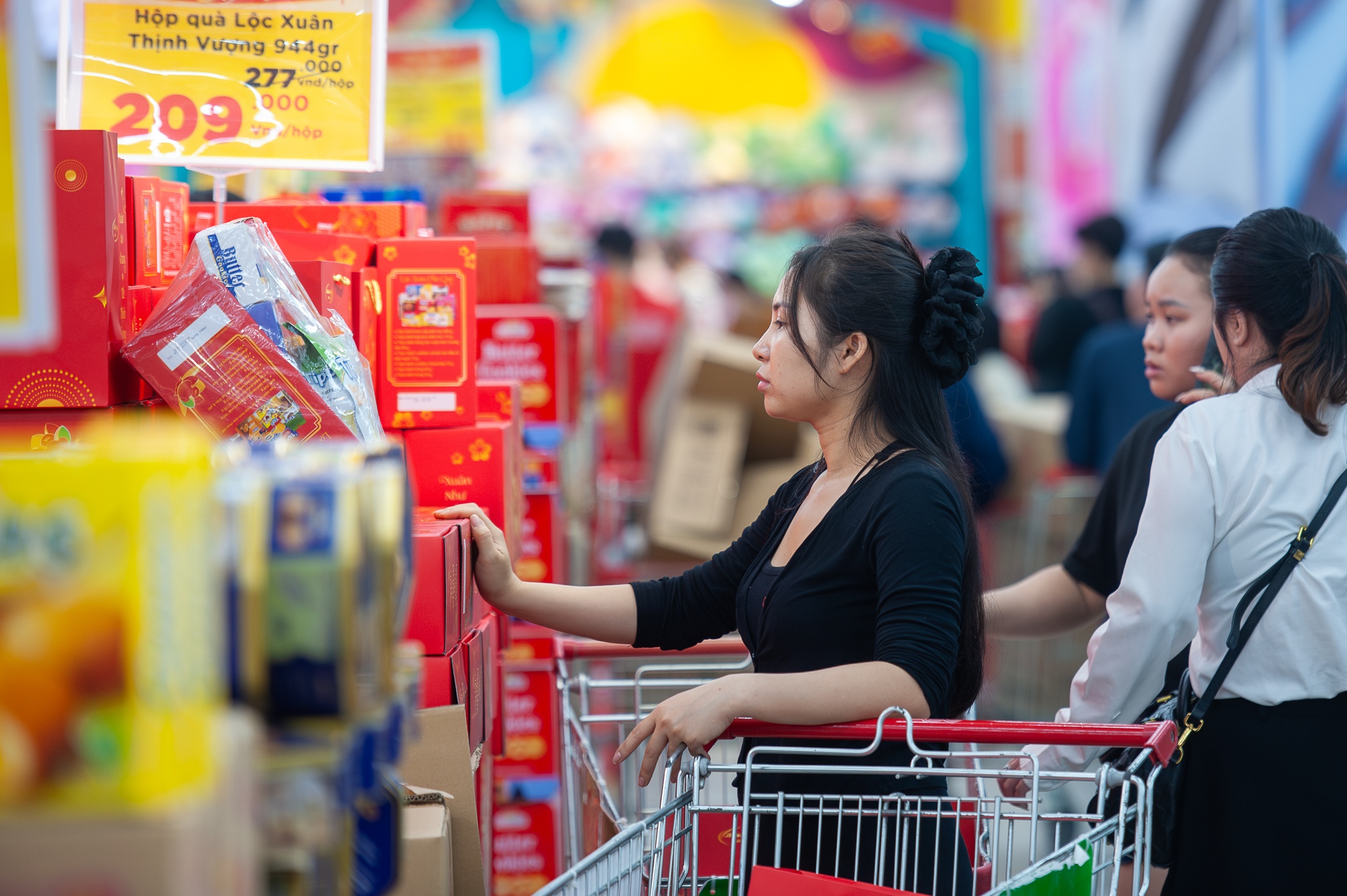 Sieu thi dua giam gia Tet hinh anh