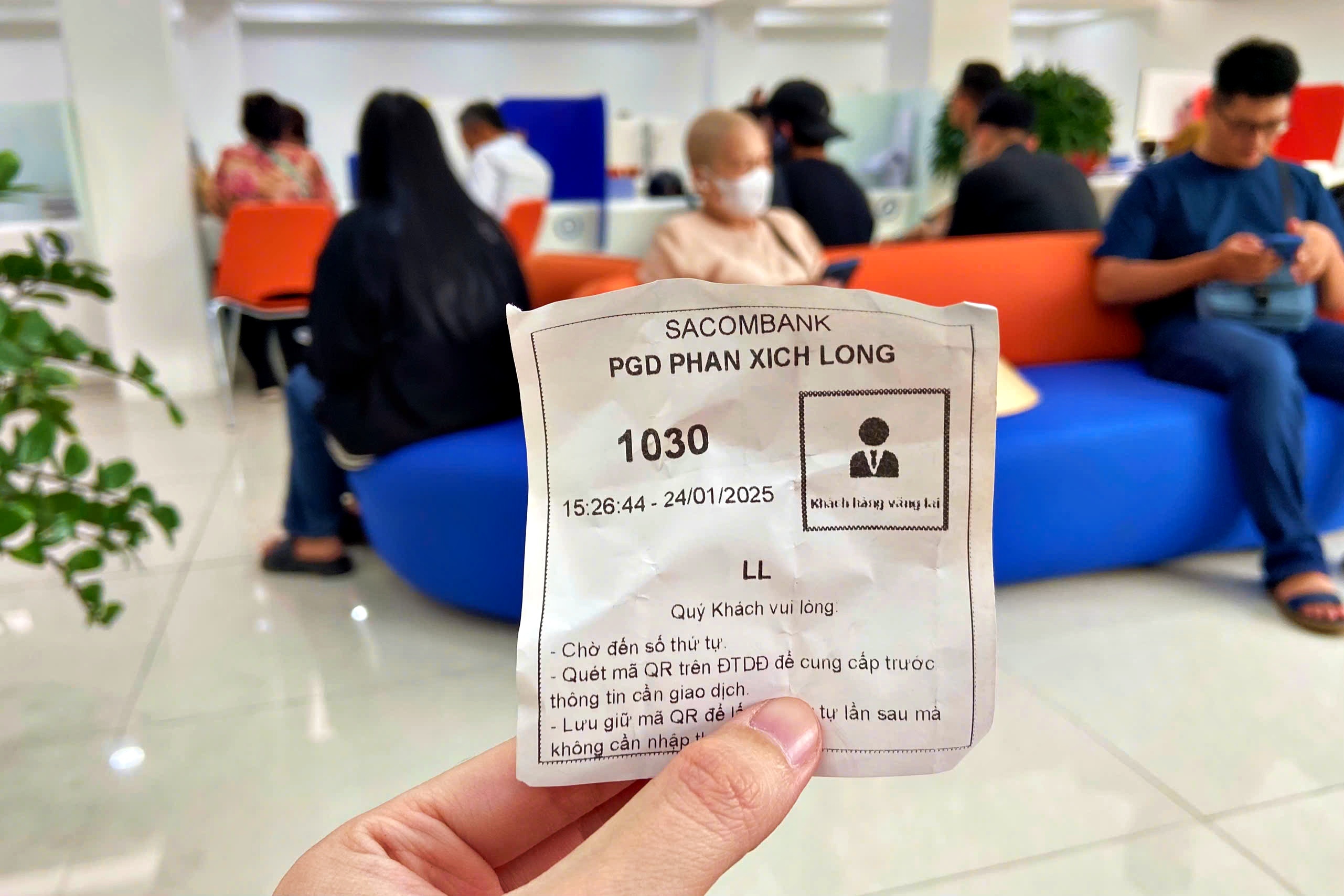 Quay ngan hang kin khach giao dich ngay cuoi truoc nghi Tet hinh anh