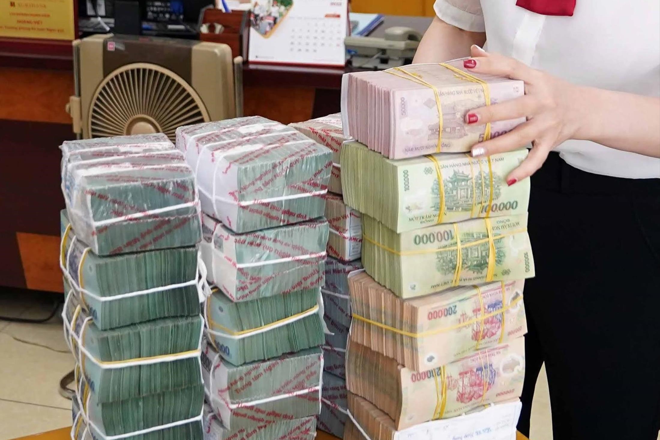 Canh bao nan gia nhan vien ngan hang, lua li xi Tet hinh anh