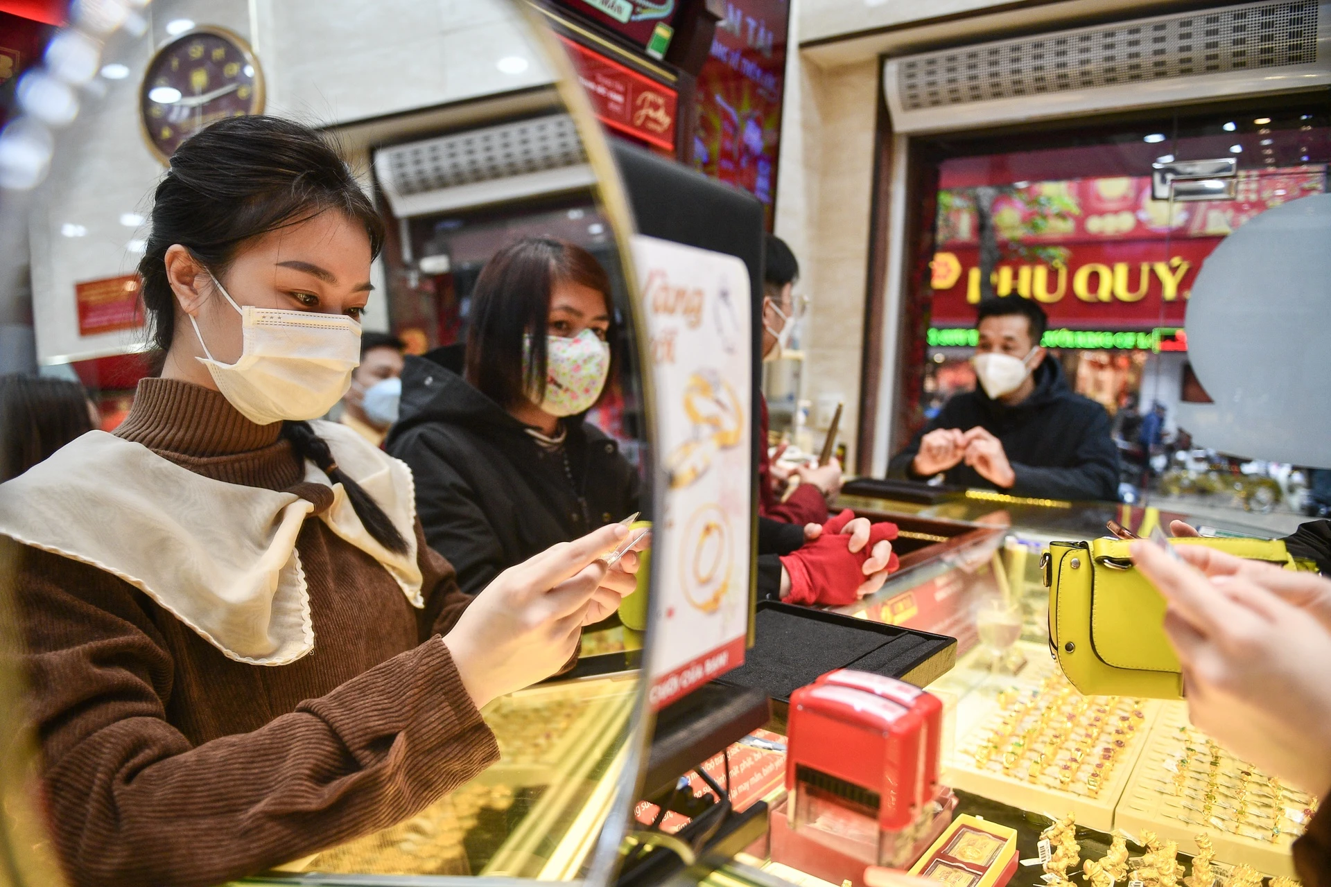 Vang Than Tai ep vi tang gia 'kho tin', gan 100 trieu dong/luong hinh anh