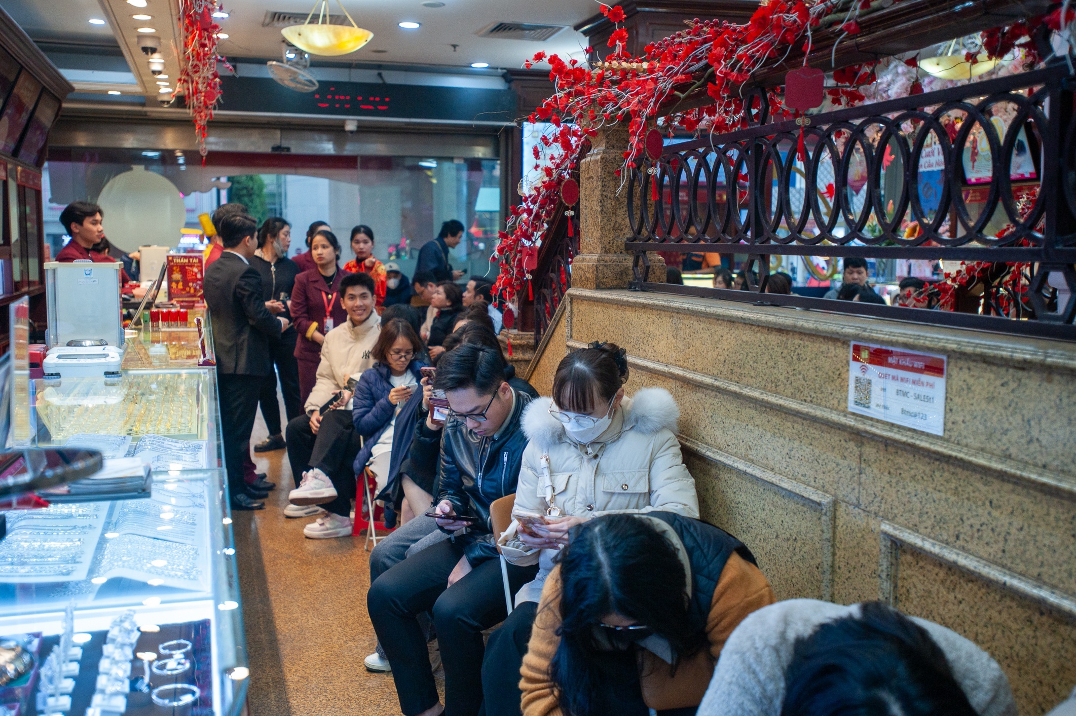 Gia vang bat ngo giam tien trieu, khach chot loi ca chuc luong hinh anh