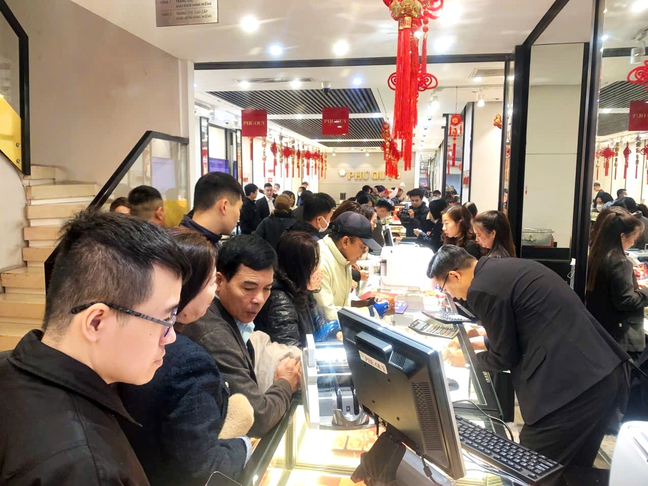 Mua vang lo ngay 3,5 trieu dong/luong, khach chuyen qua mua bac hinh anh