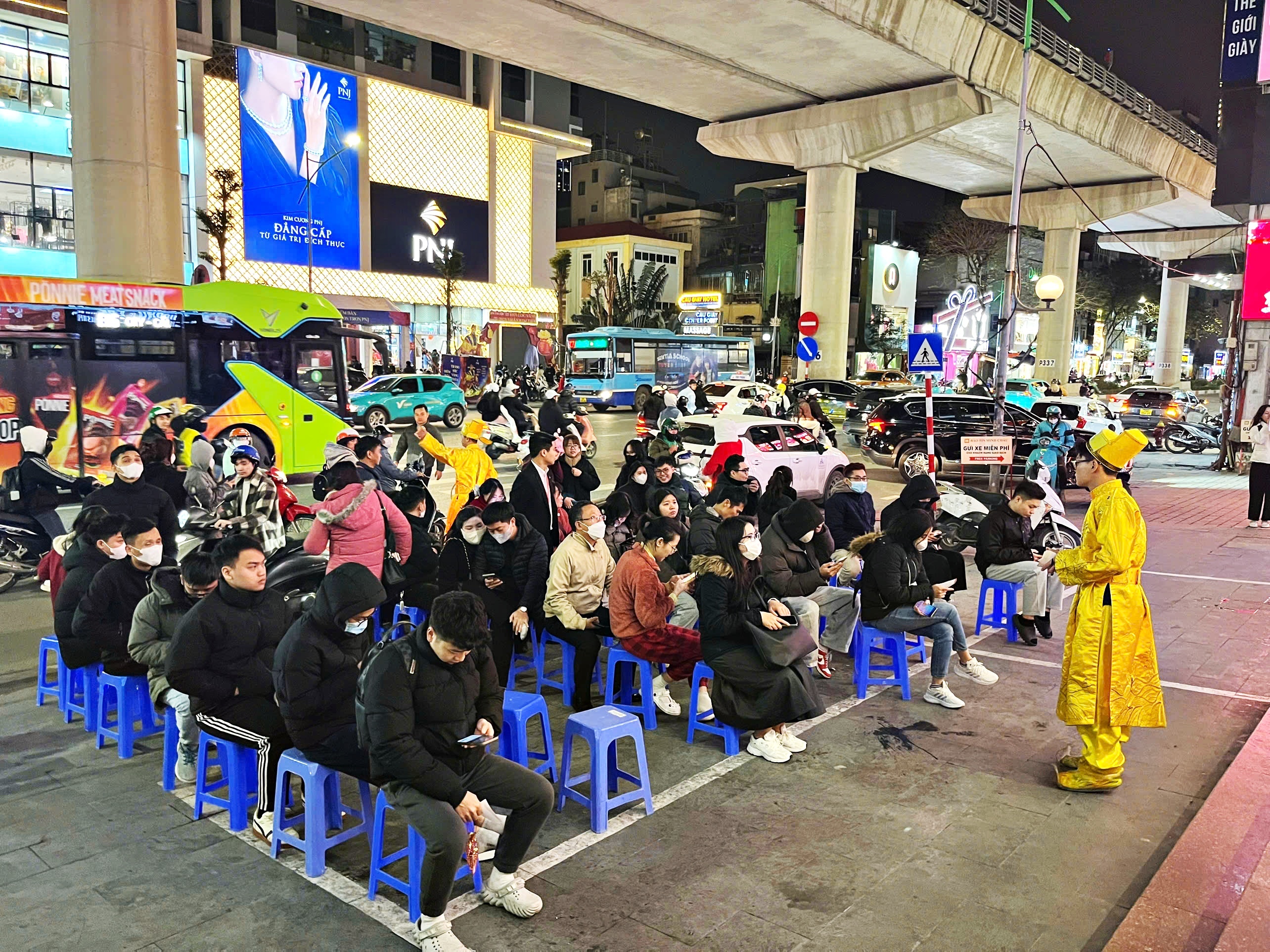 Khach xep hang den 21h, cua hang 'chay' vang cuoi ngay via Than Tai hinh anh