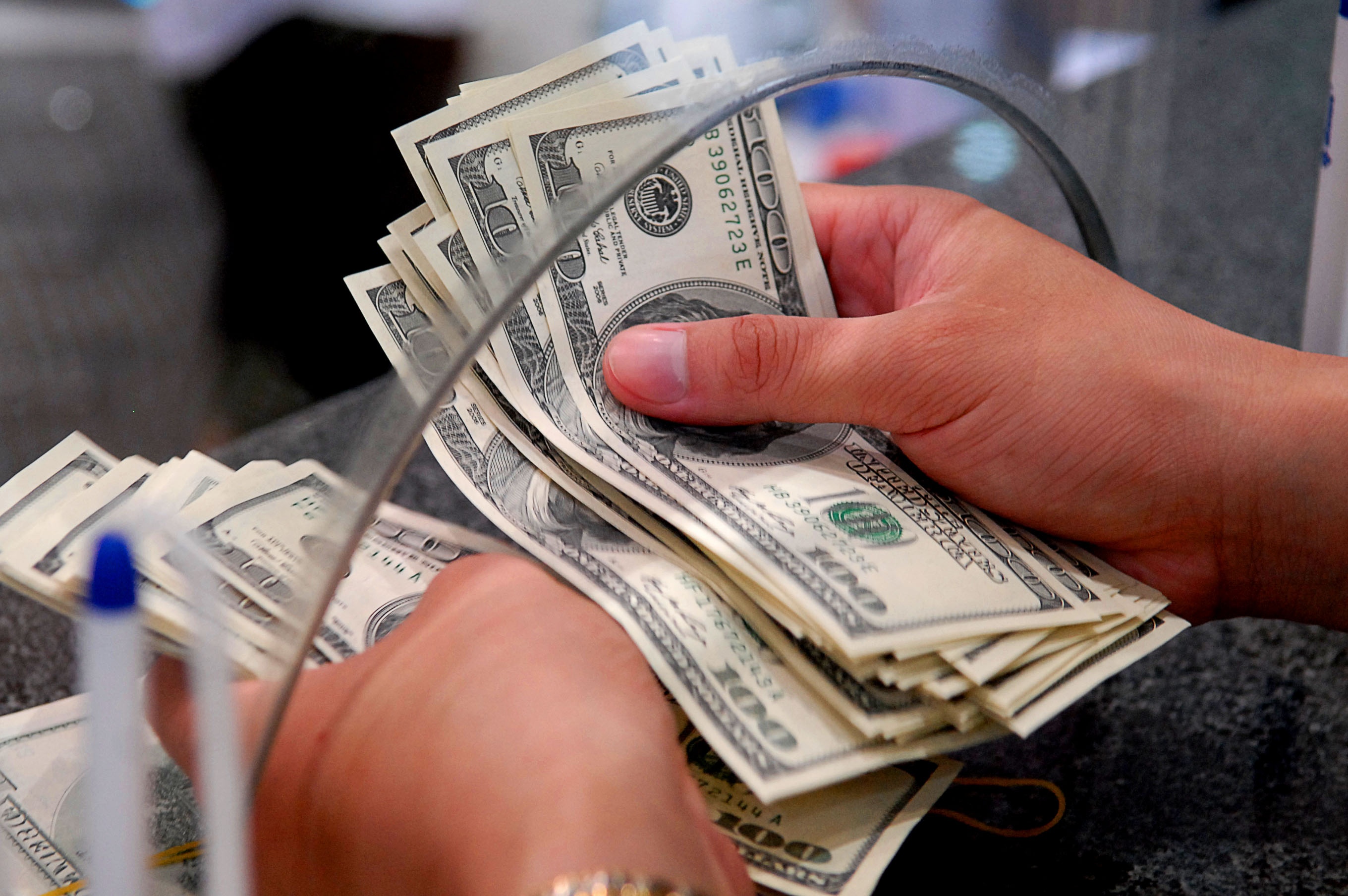 Gia USD lap dinh hon 25.660 dong hinh anh