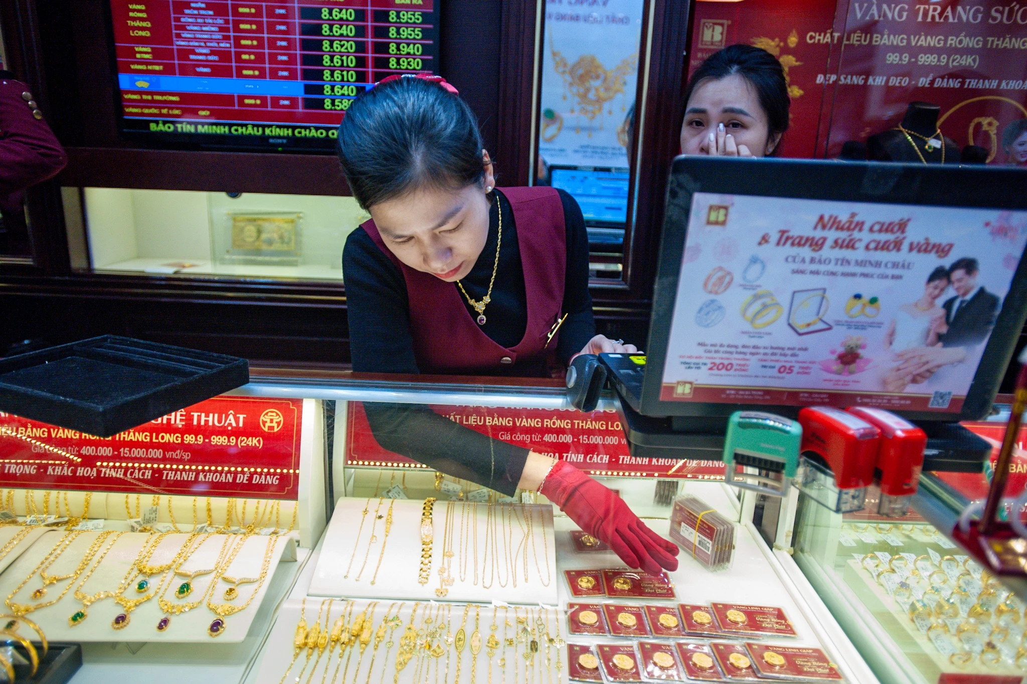 Gia vang tang hon 2 trieu tu dau tuan, gan 92 trieu dong/luong hinh anh