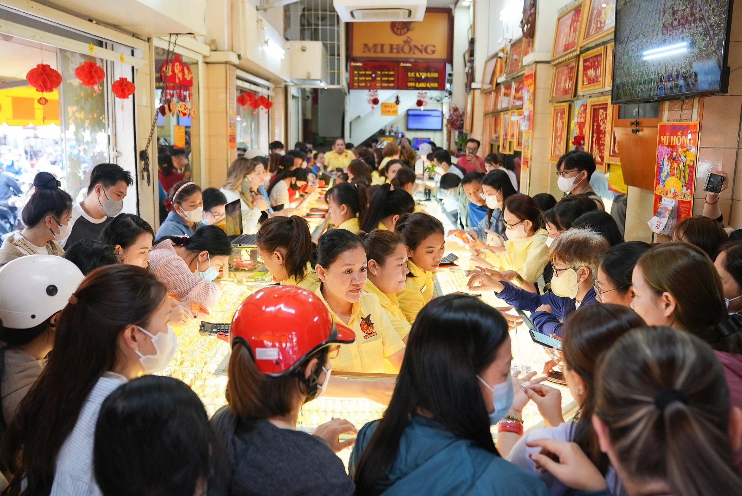 Gia vang tang manh tu dau tuan, nguoi mua van lo ca trieu dong hinh anh