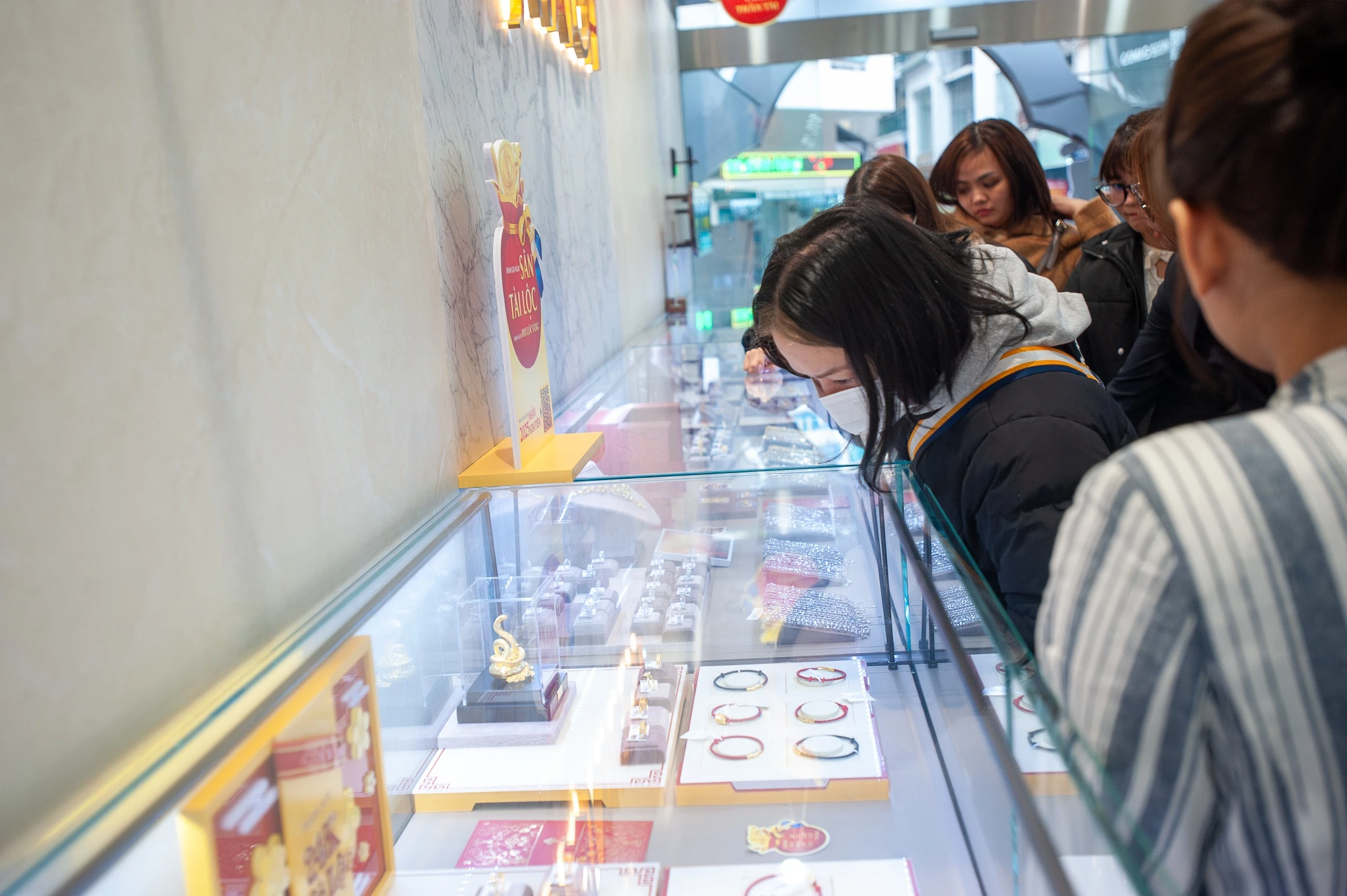 Gia vang bat ngo giam manh nhat tuan hinh anh