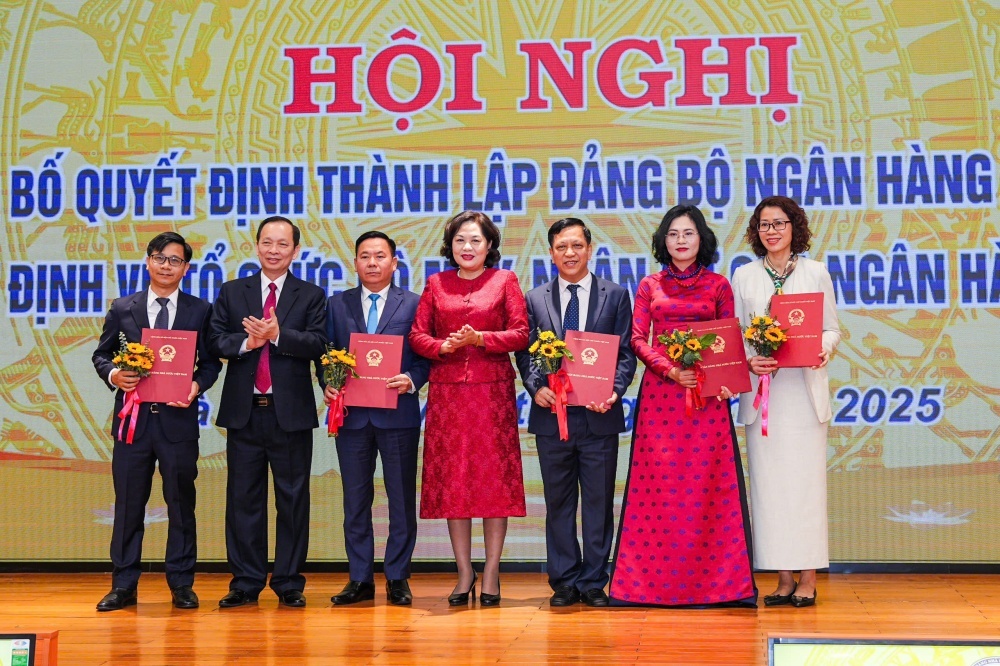 Ba Le Thi Thuy Sen lam Tong bien tap Thoi bao Ngan hang hinh anh