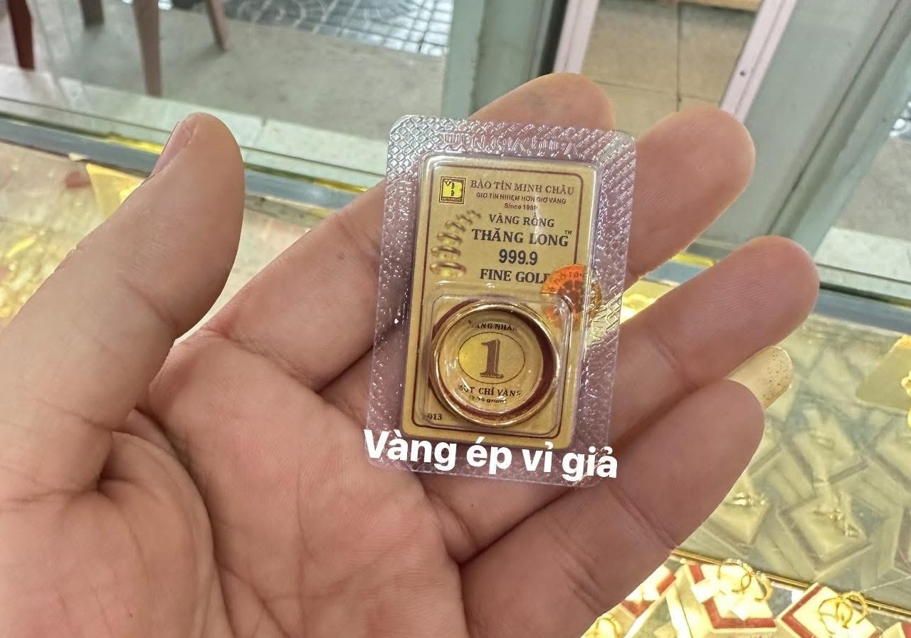 Ham re 70.000 dong/chi, mua qua mang mat tien that nhan ve vang gia hinh anh