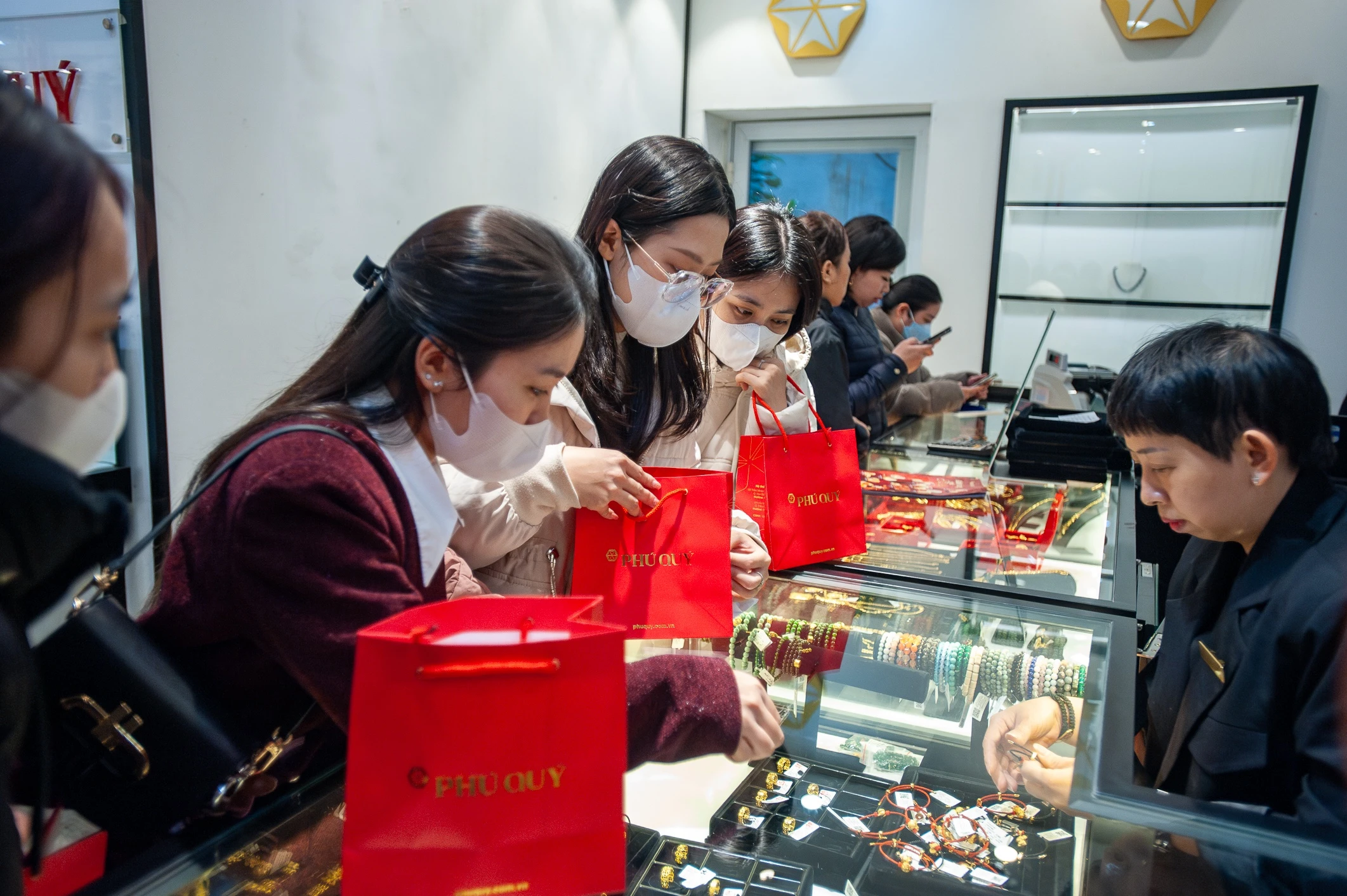 Gia vang tiep tuc tang hinh anh