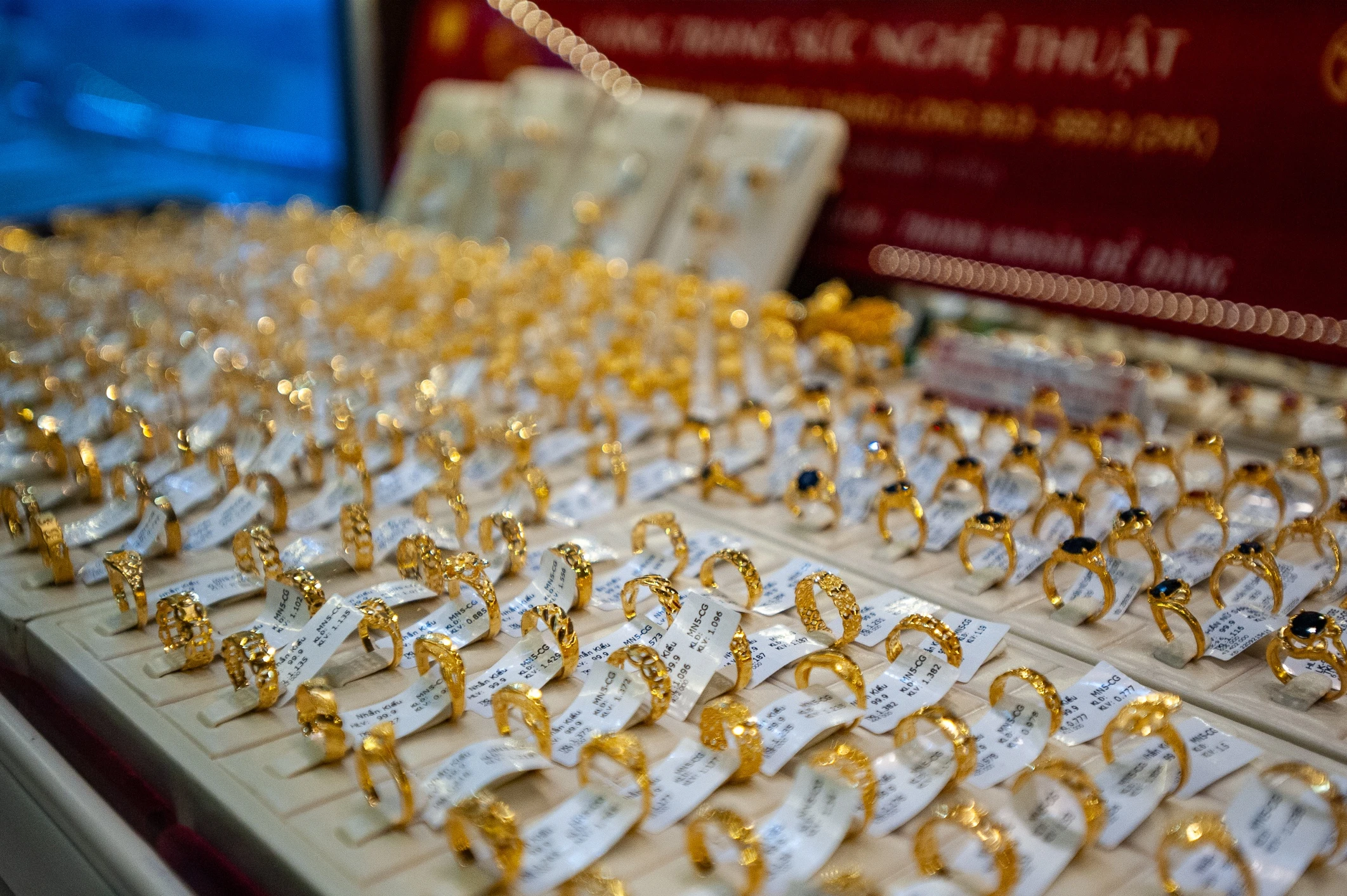 Gia vang nhan tang 'phi ma', vuot 96 trieu dong/luong hinh anh