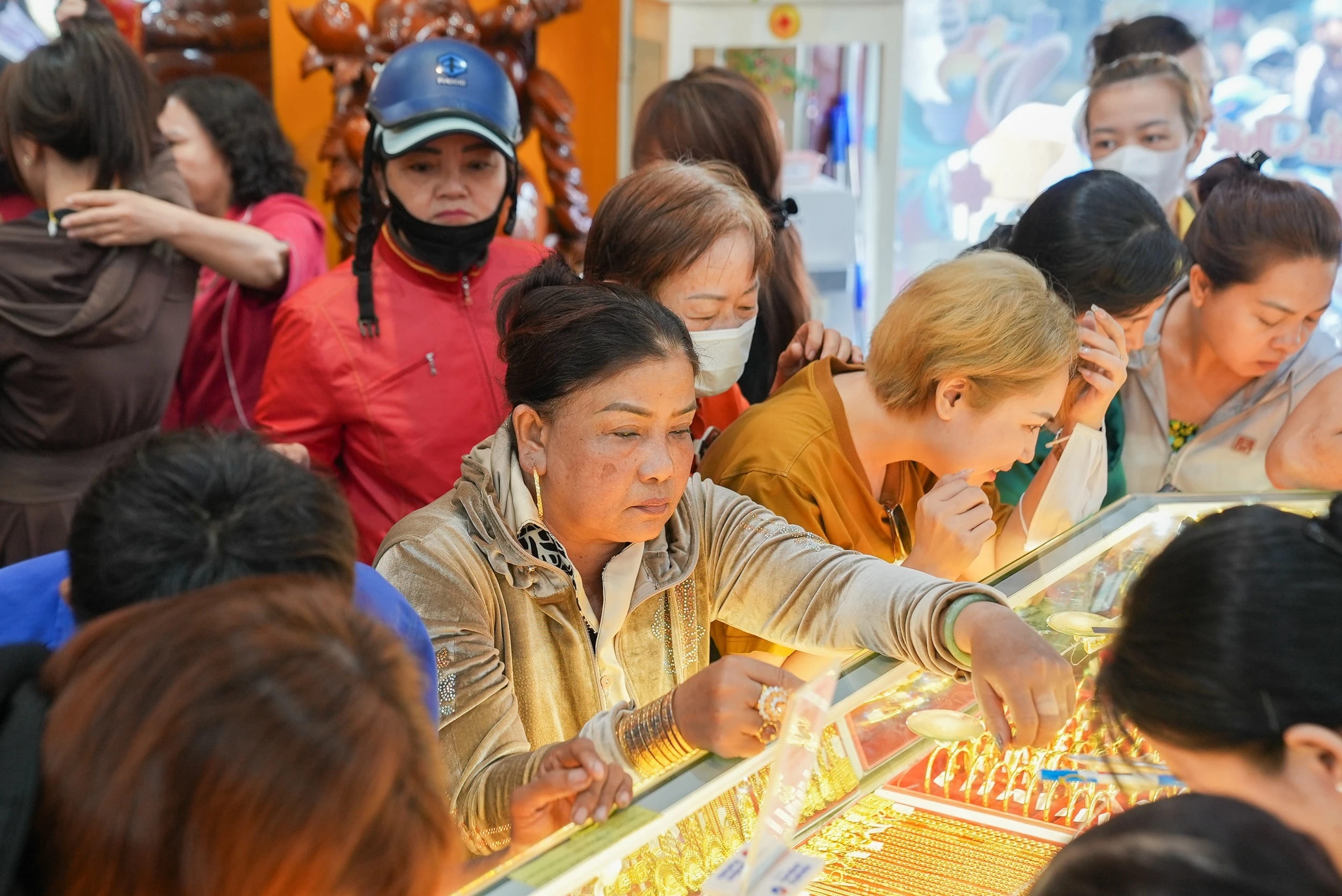 Gia vang vuot 100 trieu dong/luong hinh anh