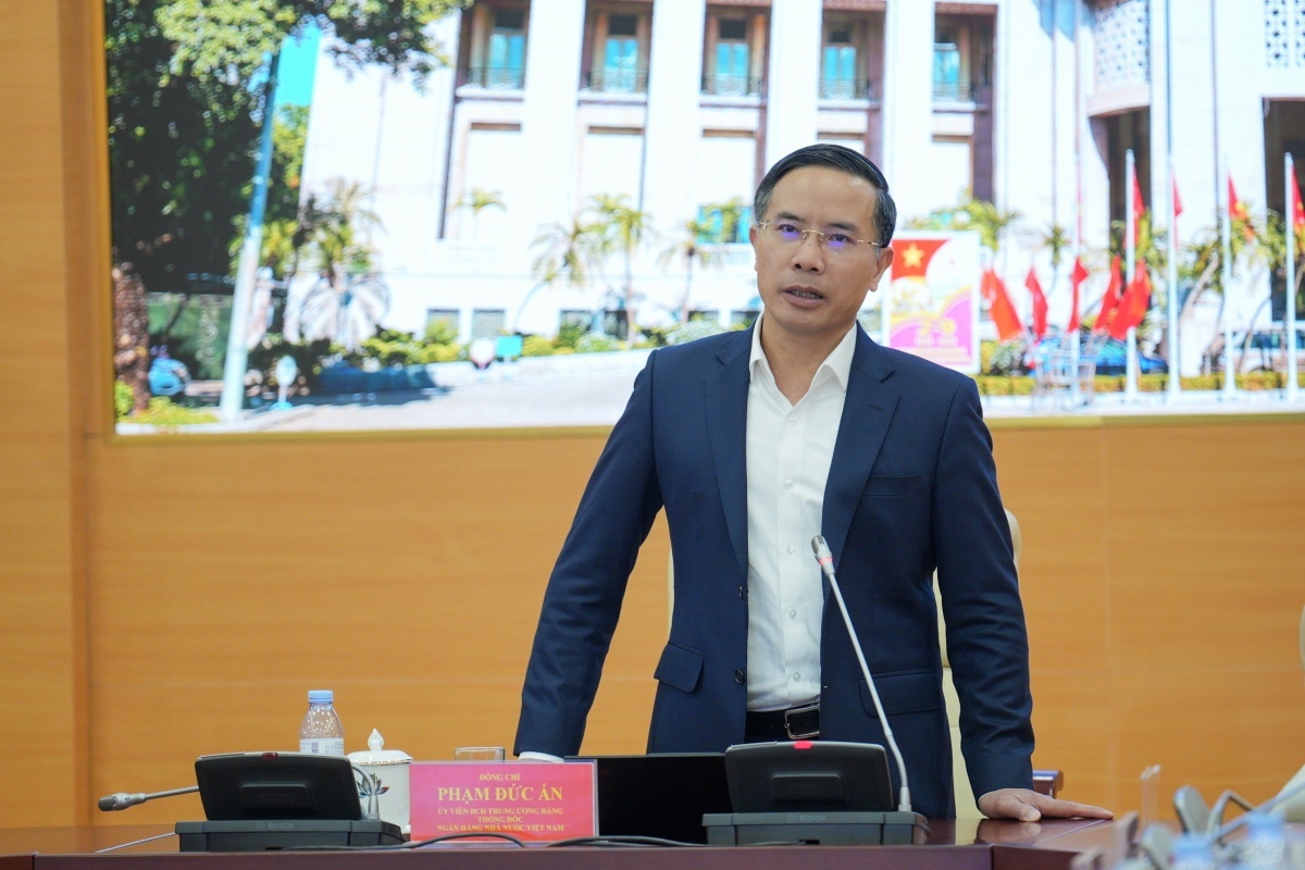 Thống đốc NHNN họp với 46 lãnh đạo ngân hàng bàn việc giảm lãi suất