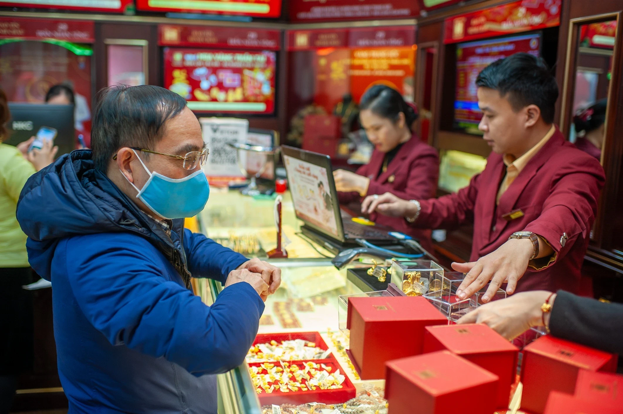 Gia vang roi bat ngo, nguoi mua lo hon 5 trieu/luong sau mot ngay hinh anh