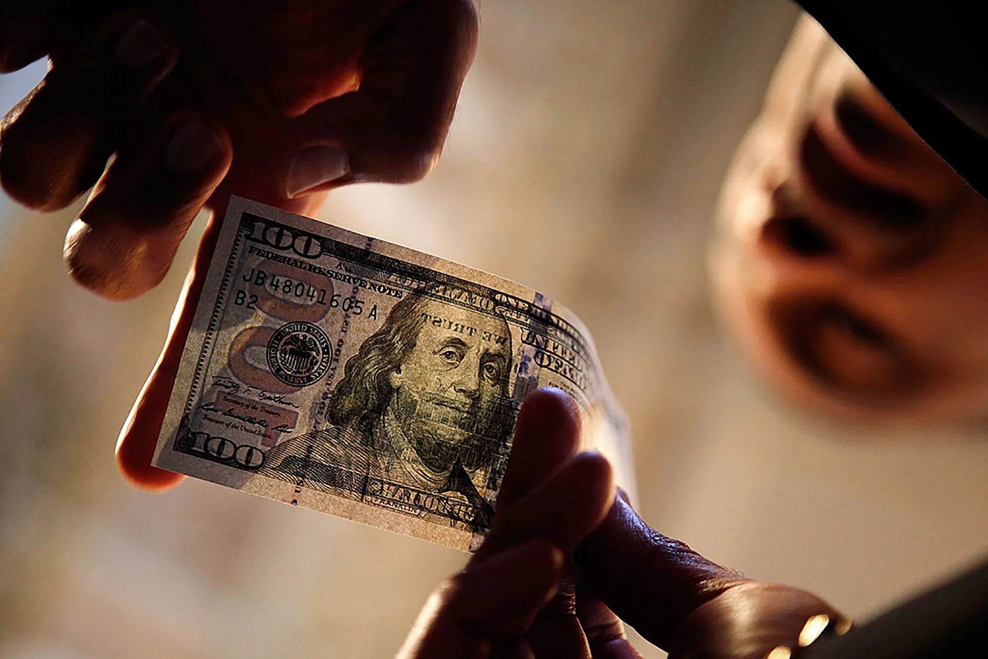 Gia USD ngan hang neo vung dinh hinh anh