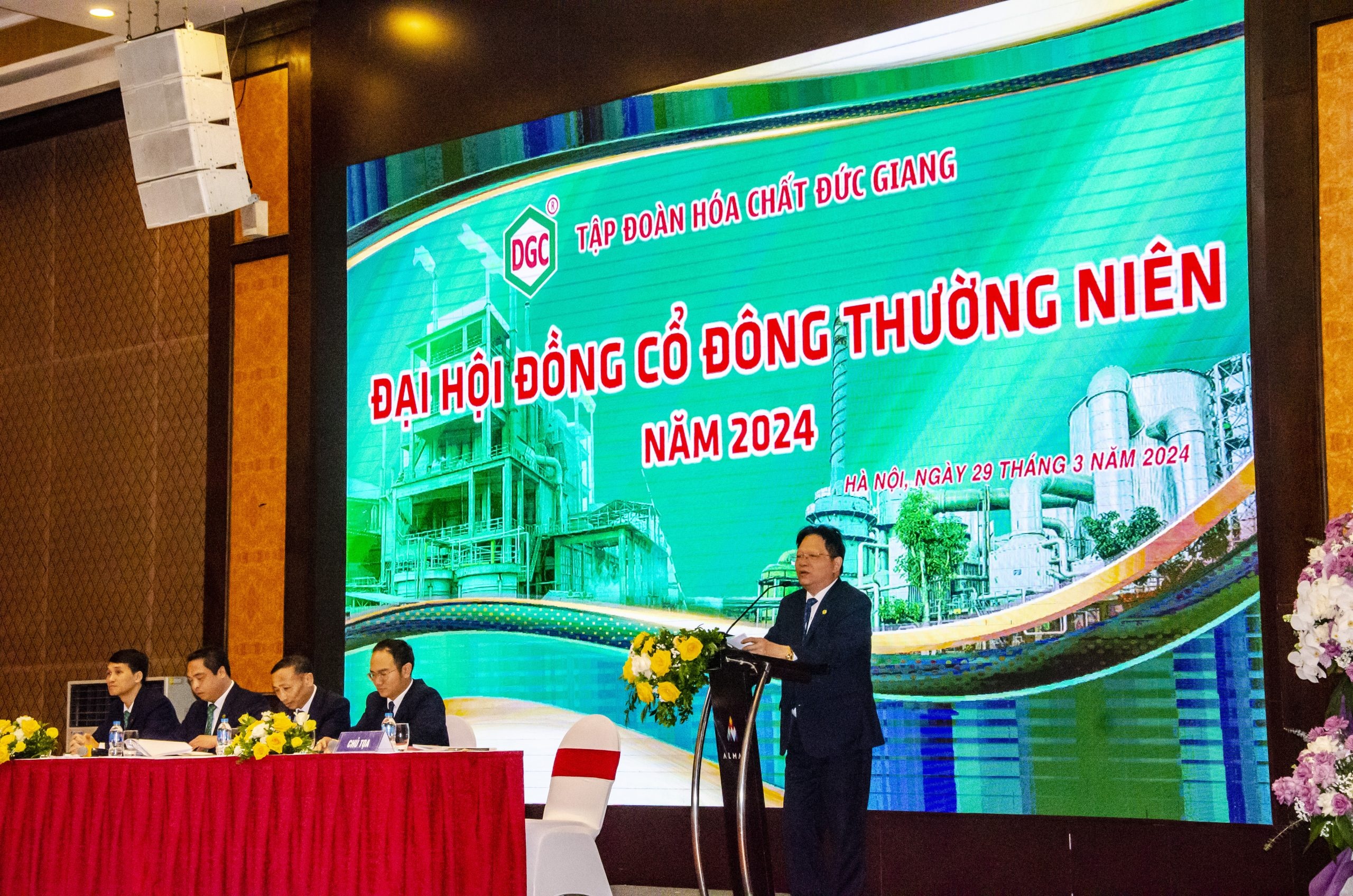 Co phieu giam hon 20% tu dinh, Chu tich DGC khuyen co dong 'dung ban' hinh anh