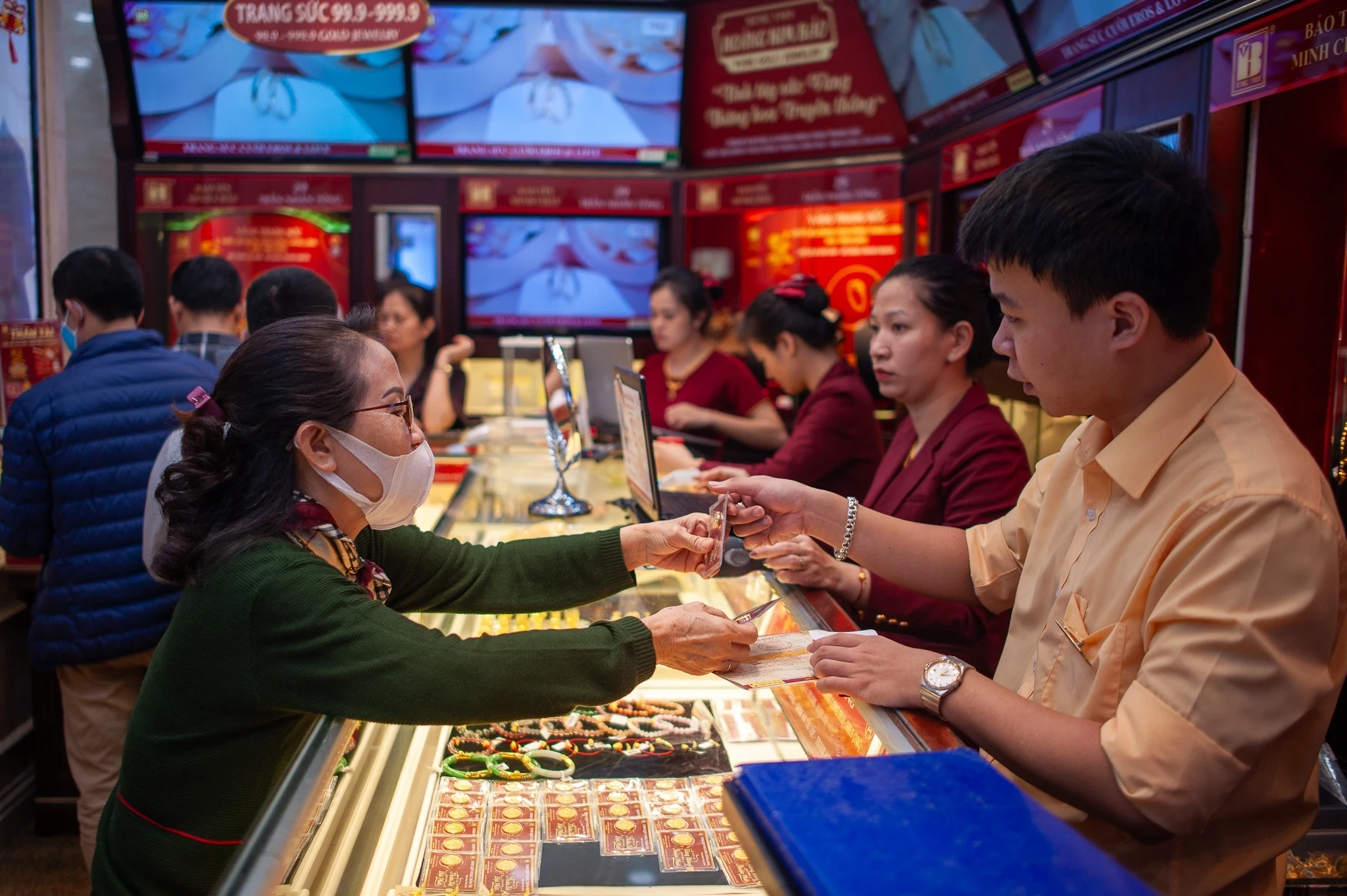 Gia vang thap nhat 2 tuan, roi xa moc 100 trieu/luong hinh anh