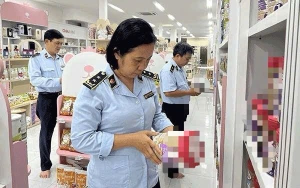 Phat hien 3 mau sua khong dat chat luong, chuyen co quan dieu tra hinh anh