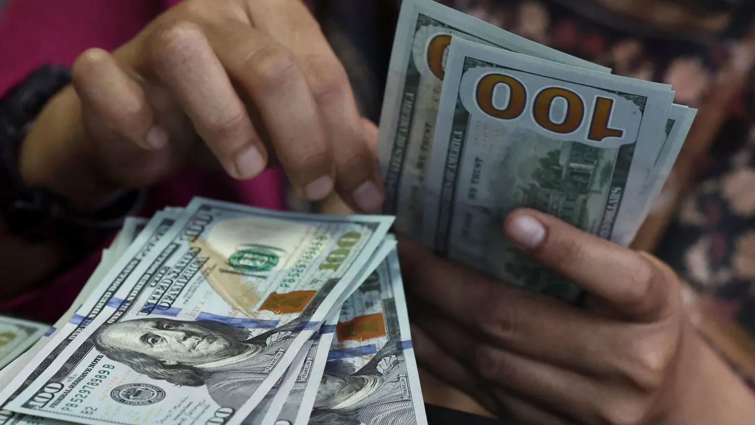 Dong USD lao xuong day 3 nam hinh anh