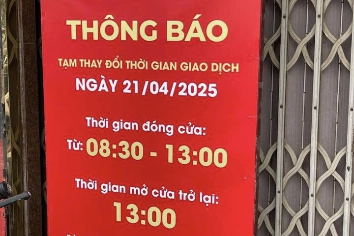 Tiem vang lon dong cua de nhan vien di hop co dong hinh anh