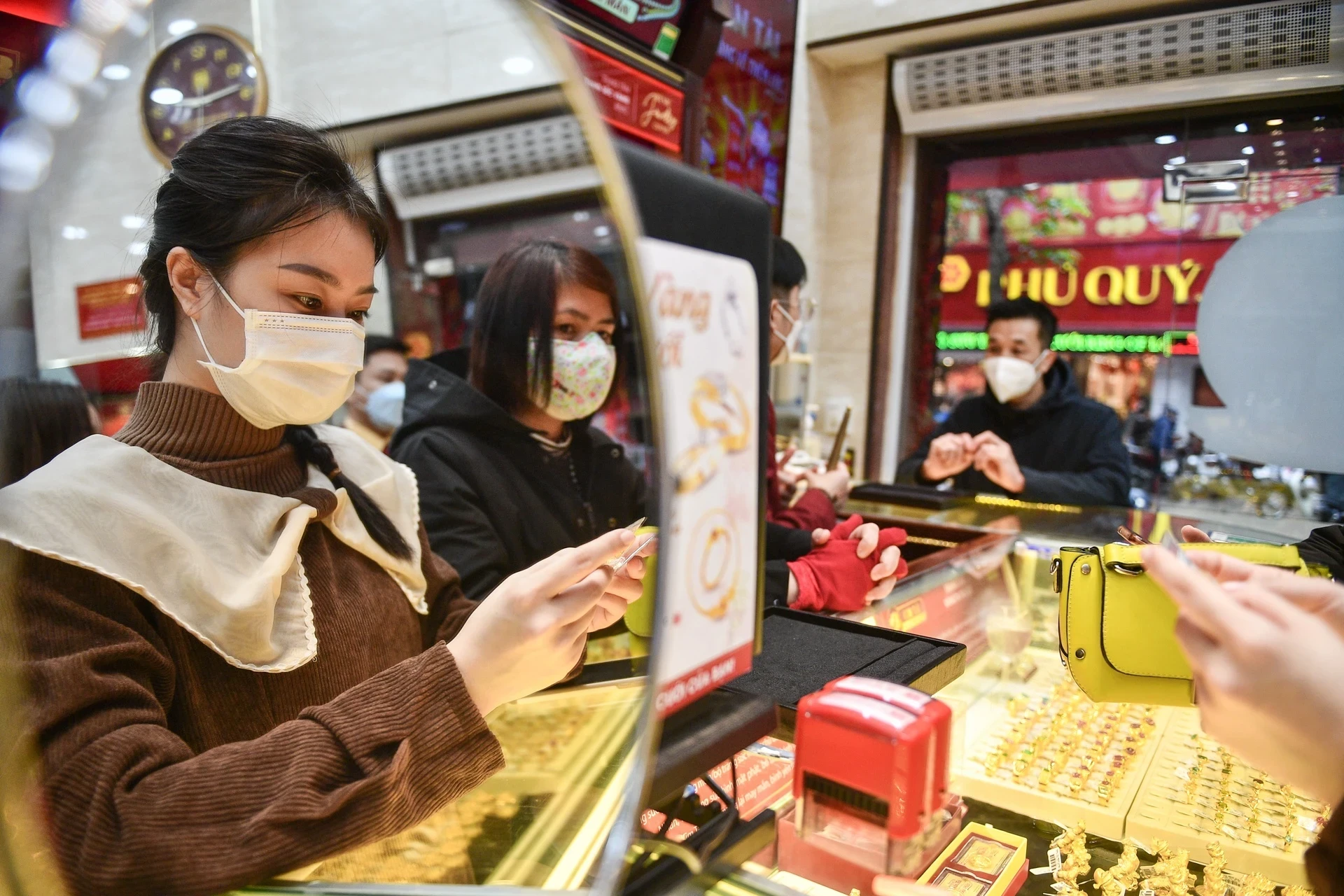 Gia vang trong nuoc giam ca trieu dong/luong dau tuan hinh anh