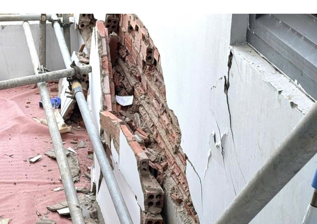 Tin moi vu chung cu 36 tang bi nut o TP.HCM hinh anh