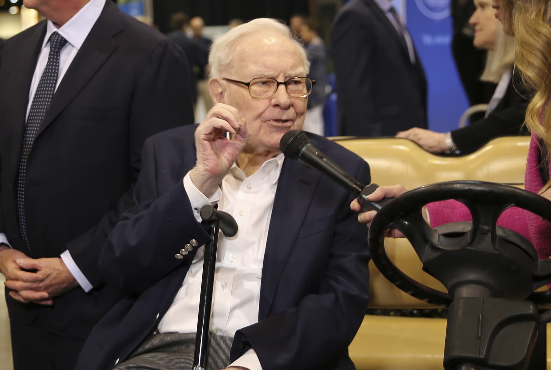 Ty phu Warren Buffett: Thue quan khong phai 'vu khi' de doi dau hinh anh