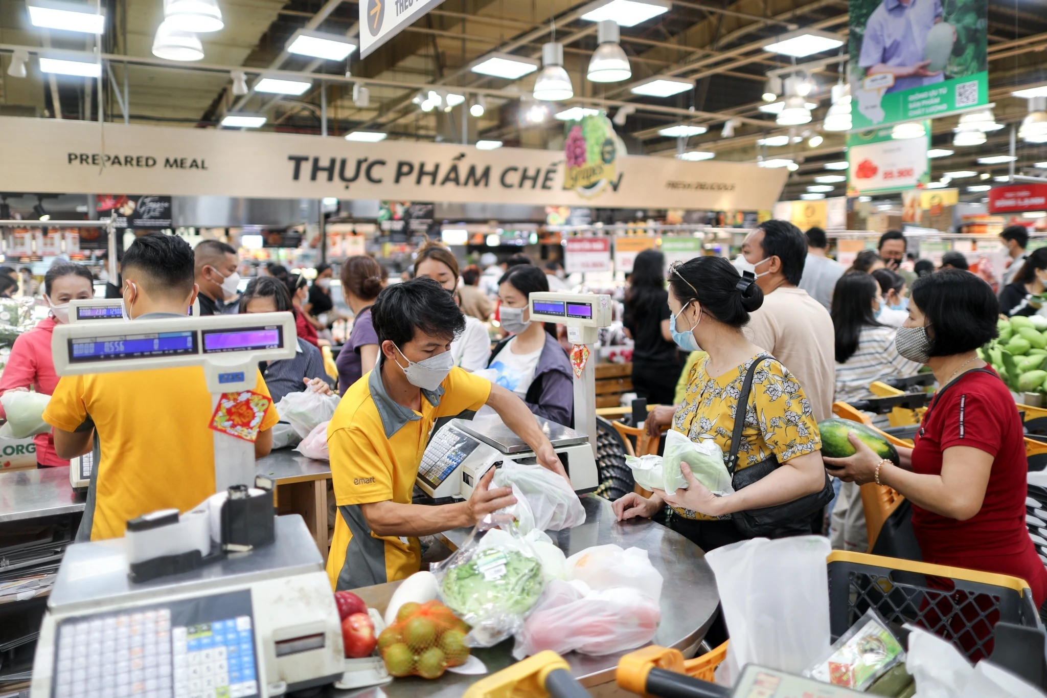 Dai bieu Quoc hoi ung ho giam thue VAT den het nam sau hinh anh