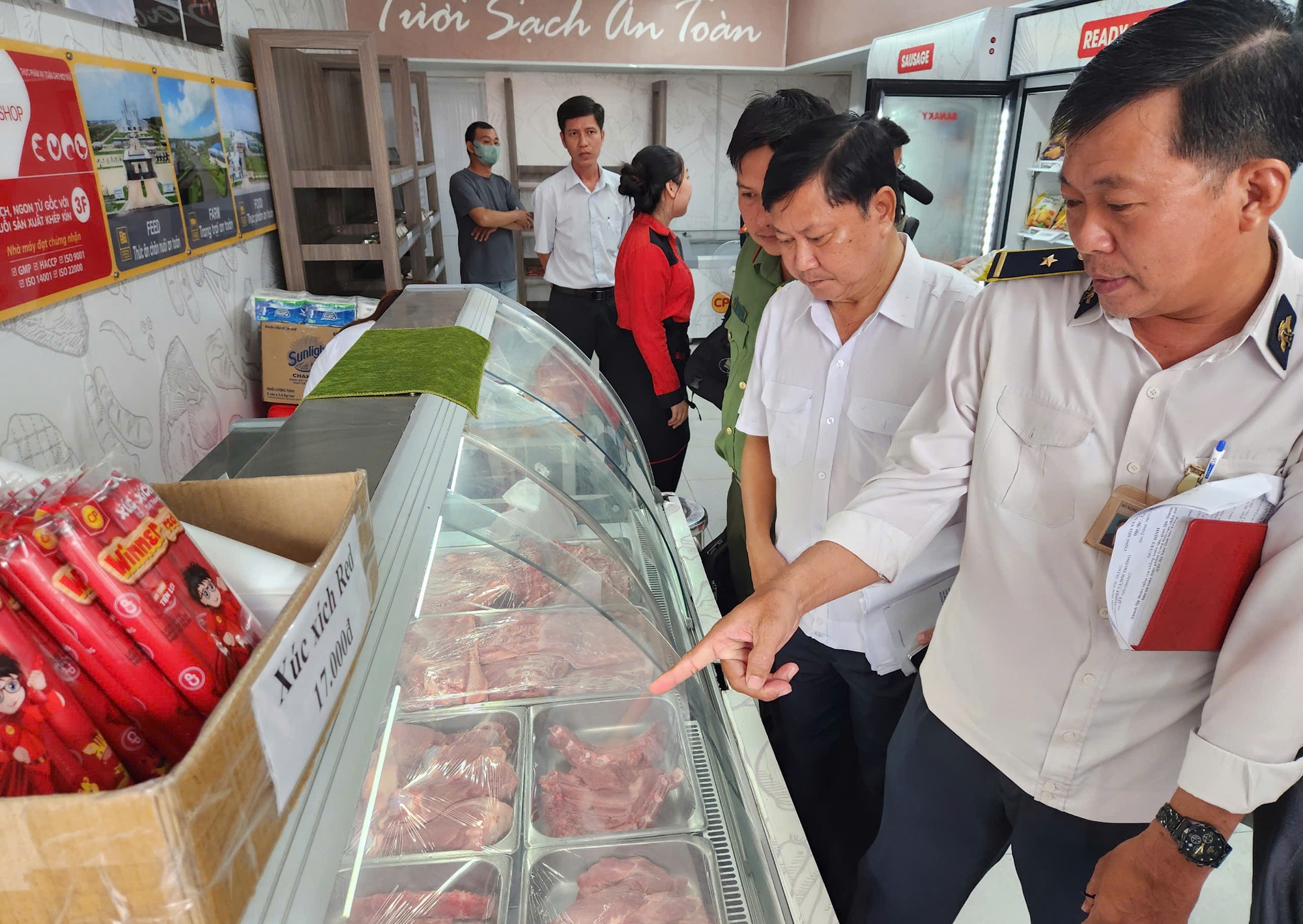 Niem phong toan bo san pham tai mot cua hang cua C.P. o Soc Trang hinh anh