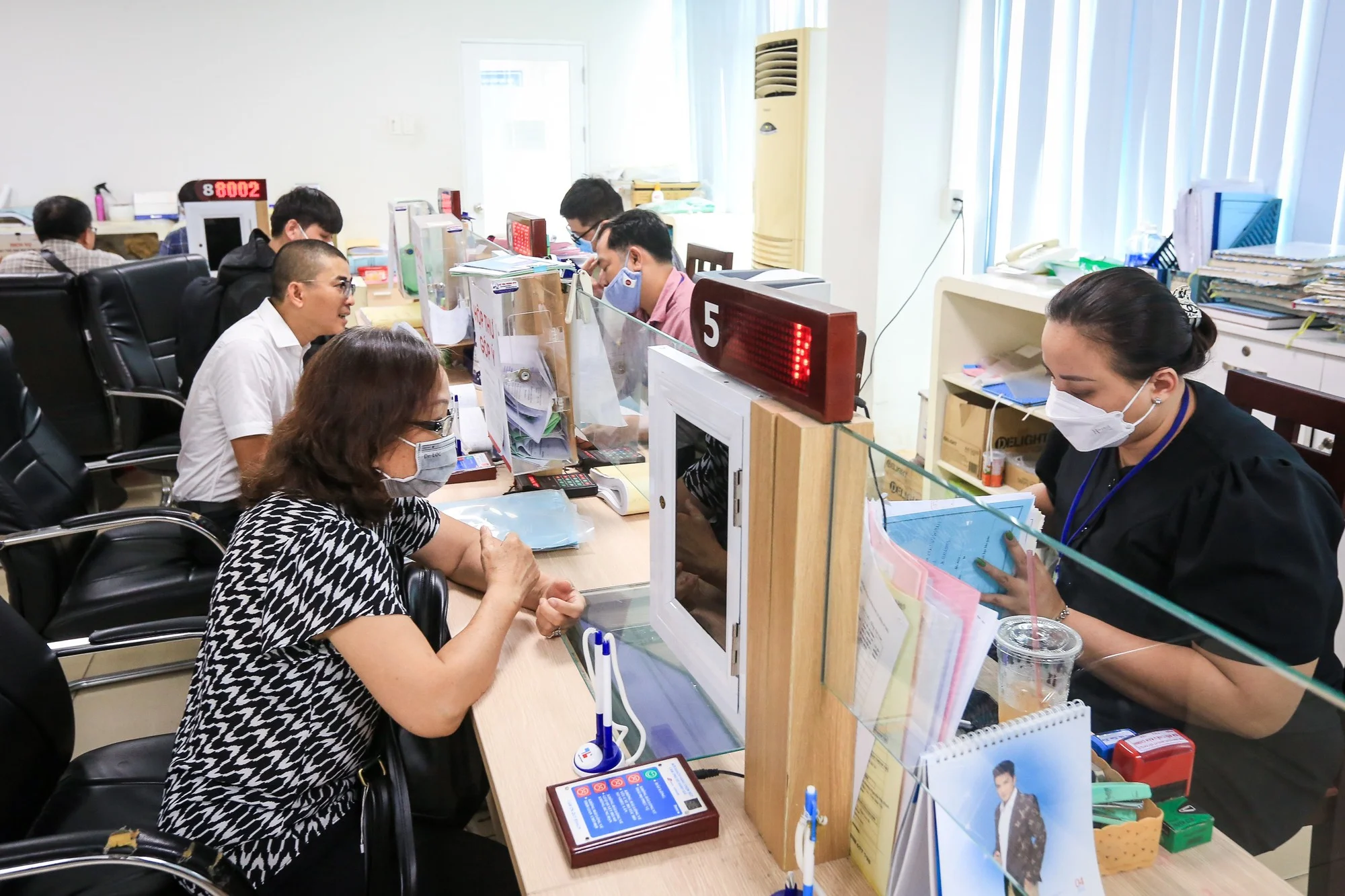 Gan mot nua can bo nghi viec sau sap xep chua duoc chi tra che do hinh anh