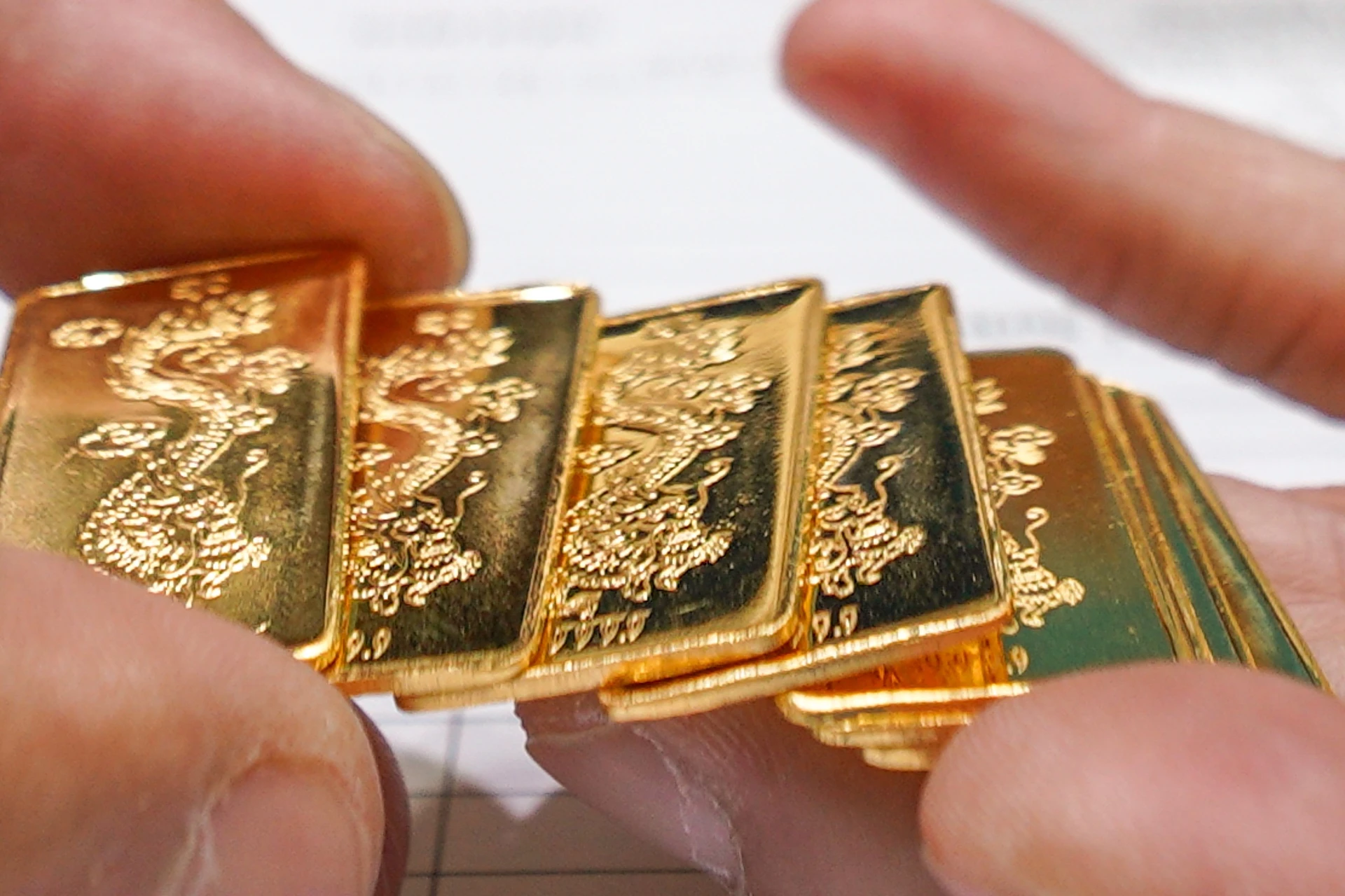 Gia vang lien tuc tang, nguoi dan nen mua hay ban? hinh anh