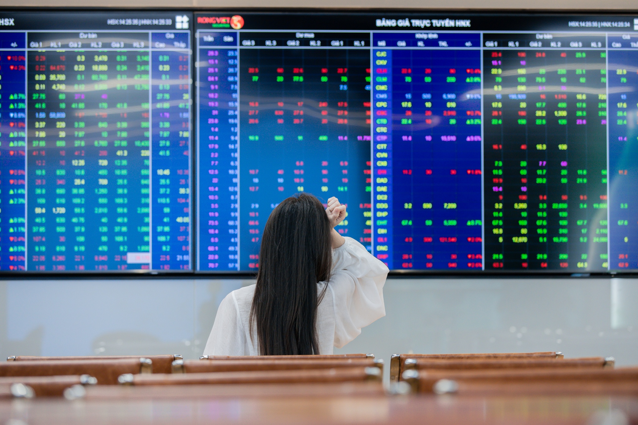 Danh thue 20% tien lai ban chung khoan, lo truoc do ai bu? hinh anh