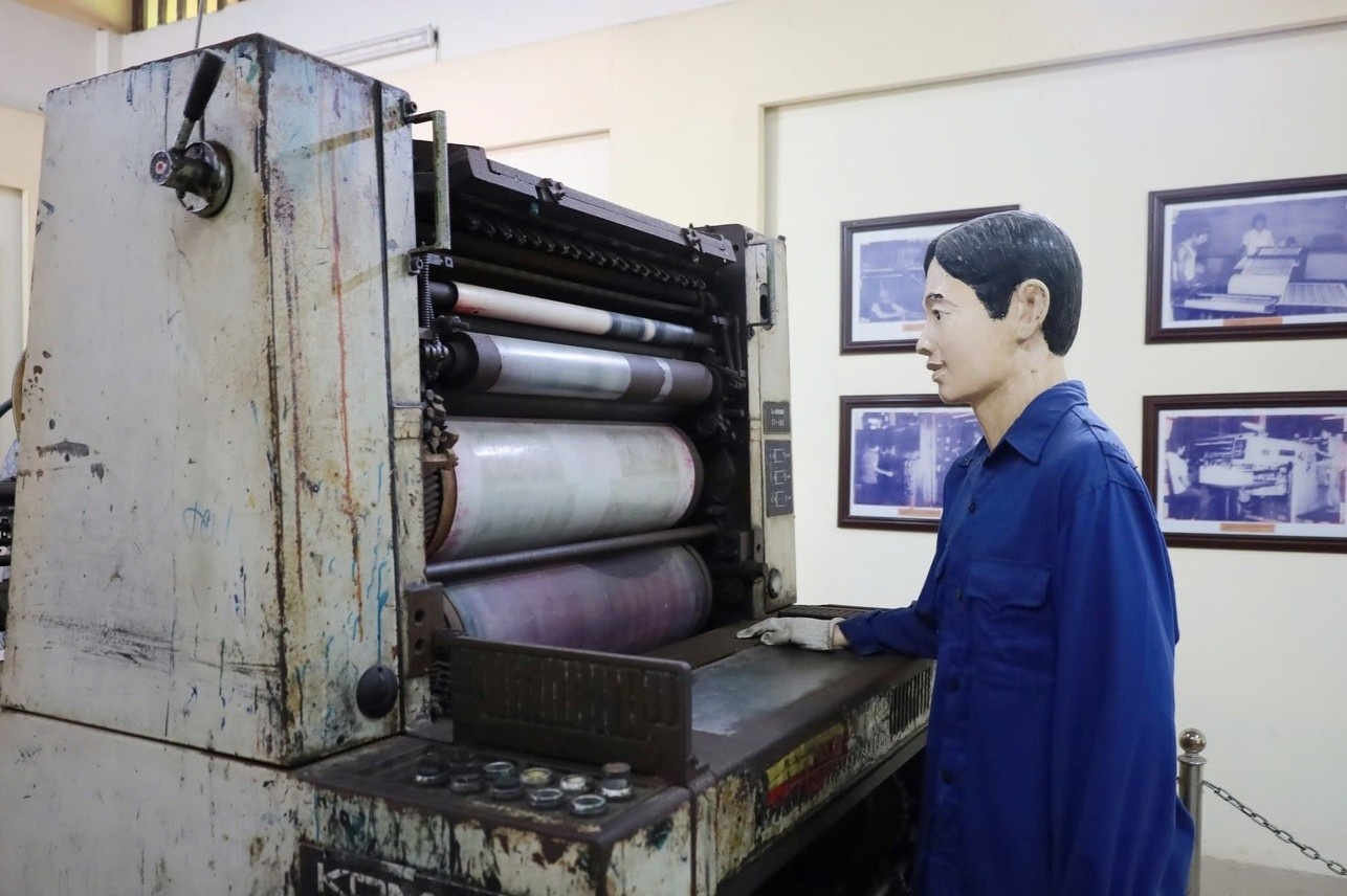 Ben trong nha may in tien dau tien cua Viet Nam hinh anh